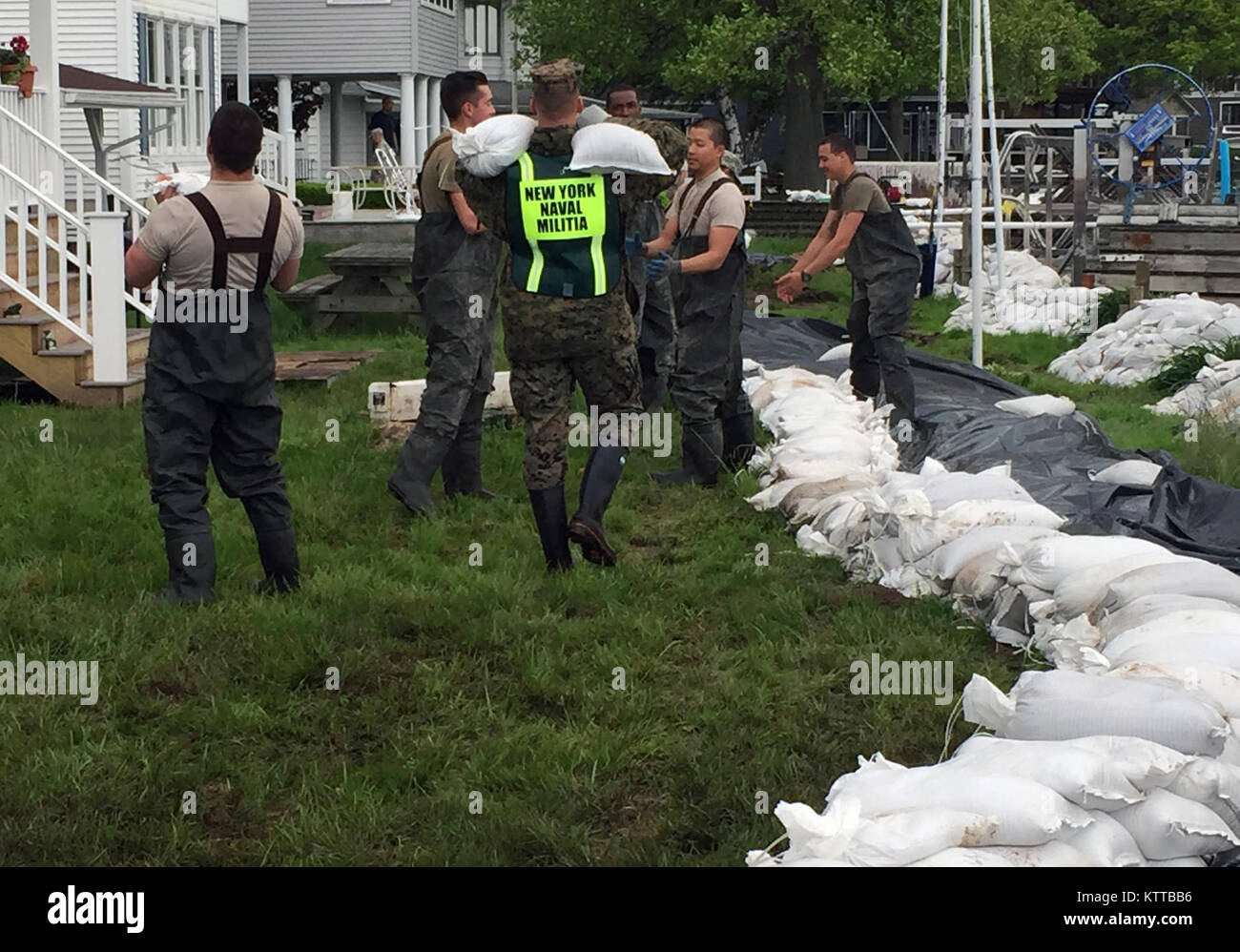Reserve-Matrosen und Marinesoldaten, die auch Mitglieder der New York Naval Miliz Operationen Sandsack am Sodus Point, NY am 31. Mai 2017. Mitglieder der Nationalgarde von New York und der New York Naval Miliz, die auch von der Adjutant General of New York befohlen wird, haben mehr produziert und 677.000 Sandsäcke zu helfen, die steigenden Wassern des Lake Ontario seit enthalten gerichtet, um lokale Beamte am 3. Mai von New Yorker Gouverneur Andrew M. Cuomo zu unterstützen. Der New York Naval Miliz besteht aus US-Navy und Marine Corps Reserve Mitglieder, die auch ehrenamtlich, staatlichen Abgaben beim Aufruf durchzuführen. Ein sma Stockfoto