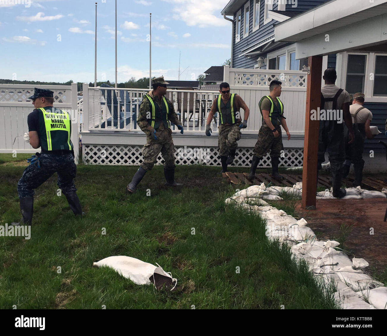 Reserve-Matrosen und Marinesoldaten, die auch Mitglieder der New York Naval Miliz Operationen Sandsack am Sodus Point, NY am 31. Mai 2017. Mitglieder der Nationalgarde von New York und der New York Naval Miliz, die auch von der Adjutant General of New York befohlen wird, haben mehr produziert und 677.000 Sandsäcke zu helfen, die steigenden Wassern des Lake Ontario seit enthalten gerichtet, um lokale Beamte am 3. Mai von New Yorker Gouverneur Andrew M. Cuomo zu unterstützen. Der New York Naval Miliz besteht aus US-Navy und Marine Corps Reserve Mitglieder, die auch ehrenamtlich, staatlichen Abgaben beim Aufruf durchzuführen. Ein sma Stockfoto