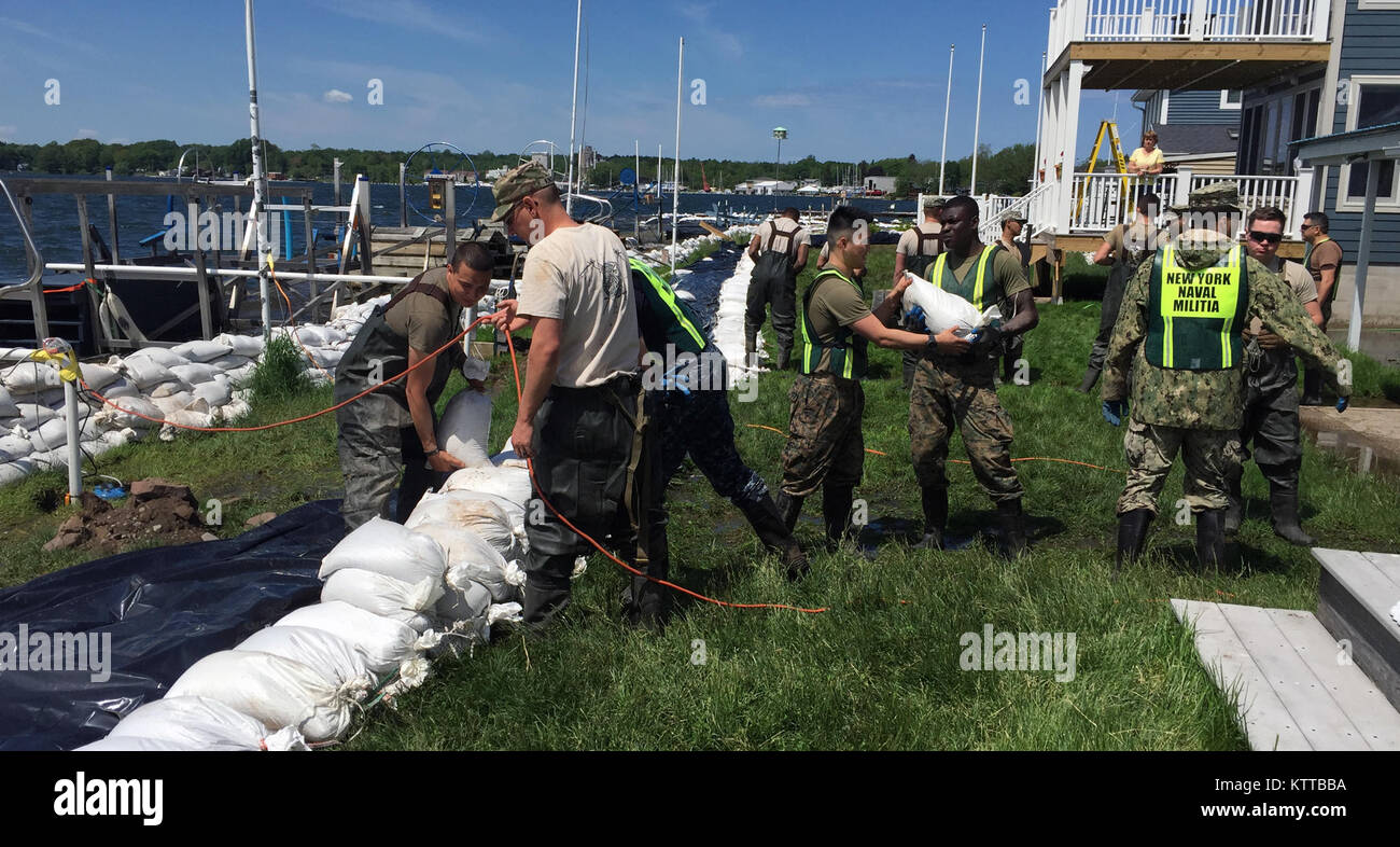 Reserve-Matrosen und Marinesoldaten, die auch Mitglieder der New York Naval Miliz Operationen Sandsack am Sodus Point, NY am 31. Mai 2017. Mitglieder der Nationalgarde von New York und der New York Naval Miliz, die auch von der Adjutant General of New York befohlen wird, haben mehr produziert und 677.000 Sandsäcke zu helfen, die steigenden Wassern des Lake Ontario seit enthalten gerichtet, um lokale Beamte am 3. Mai von New Yorker Gouverneur Andrew M. Cuomo zu unterstützen. Der New York Naval Miliz besteht aus US-Navy und Marine Corps Reserve Mitglieder, die auch ehrenamtlich, staatlichen Abgaben beim Aufruf durchzuführen. Ein sma Stockfoto