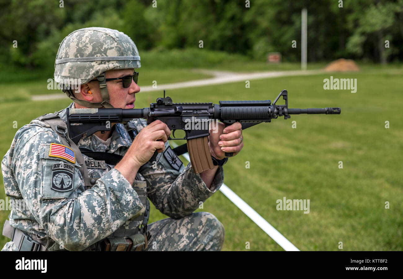 U.S. Army Staff Sgt. Michael Kapela, mit Die 152 Techniker Support Company, New York Army National Guard, wartet seine M4 Carbine während der SGT Henry Johnson einzelnen Combat Rifle Match zu Feuer im Rahmen der 38. jährlichen "TAG (Adjutant General) Match" bekämpfen Sustainment Training im Camp Smith Training Website, N.Y., 3. Juni 2017. Das TAG Match ist eine 3-tägige Veranstaltung, die von der New York Army National Guard durchgeführt Exzellenz in der Treffsicherheit der Ausbildung und bieten Soldaten, Flieger und staatliche Miliz die Möglichkeit, ihre Fähigkeiten und ihre Waffensysteme in einer Schlacht - fokussierte e zu testen, um zu fördern. Stockfoto