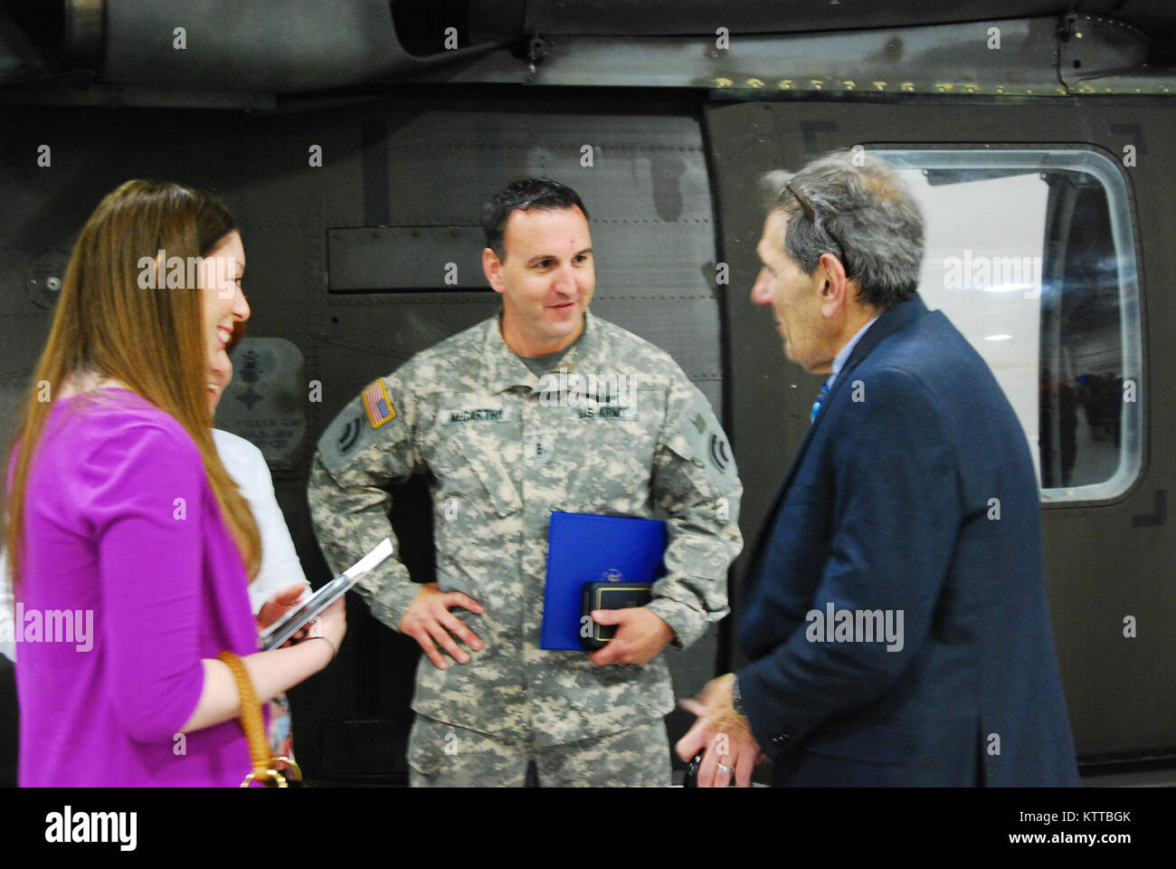 Richard Rosenthal spricht mit Chief Warrant Officer 3 Joseph McCarthy seine Dankbarkeit für seine Handlungen nach Rosenthal Feb 26 Flugzeugabsturz in der Nähe von Gabreski Flughafen zum Ausdruck zu bringen. New York Air National Guard Generalmajor Anthony Deutsch, der Adjutant General, überreichte Medaillen der höchste militärische Auszeichnung Valor-New York für Heldentum - und das New York State auffällige Service Medal zu sieben der New York Army National Guard Soldaten, die erfolgreich der Pilot einer Ebene, die abgestürzt und verbrannt an Gabreski Flughafen am 13.02.26 gerettet, während einer Zeremonie im Army Aviation Support Facility in Sayville auf Sun Stockfoto