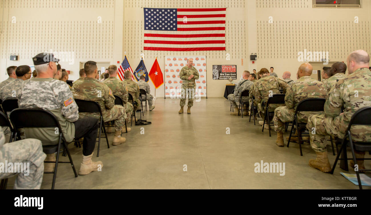 Brig. Gen. Michel Natali, Kommandant der 53 Truppe den Befehl, spricht mit Konkurrenten in der 38. jährlichen "TAG (Adjutant General) Match" bekämpfen Sustainment Training im Camp Smith Training Website, N.Y., 4. Juni 2017. Das TAG Match ist eine 3-tägige Veranstaltung, die von der New York Army National Guard durchgeführt Exzellenz in der Treffsicherheit der Ausbildung und bieten Soldaten, Flieger und staatliche Miliz die Möglichkeit, ihre Fähigkeiten und ihre Waffensysteme in einer Schlacht - fokussierte Umgebung zu testen, um zu fördern. (U.S. Army National Guard Foto von Sgt. Harley Jelis) Stockfoto