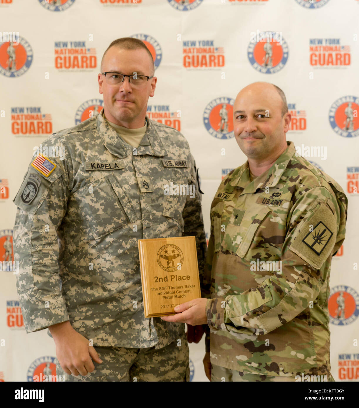 U.S. Army Staff Sgt. Michael Kapela, der Soldat mit dem 152 Engineer Support Company, New York Army National Guard, ist Platz 2 für die SGT Thomas Bäcker einzelnen Combat Pistol Match von Brig ausgezeichnet. Gen. Michel Natali, Kommandant der 53 Truppe den Befehl, am Lager Smith Training Website, N.Y., 4. Juni 2017. Die Combat Pistol Match ist ein Teil der 38. jährlichen "TAG (Adjutant General) Match" bekämpfen Sustainment Übung, eine 3-tägige Veranstaltung, die von der New York Army National Guard durchgeführt Exzellenz in der Treffsicherheit der Ausbildung und bieten Soldaten, Flieger und staatliche Miliz t zu fördern. Stockfoto