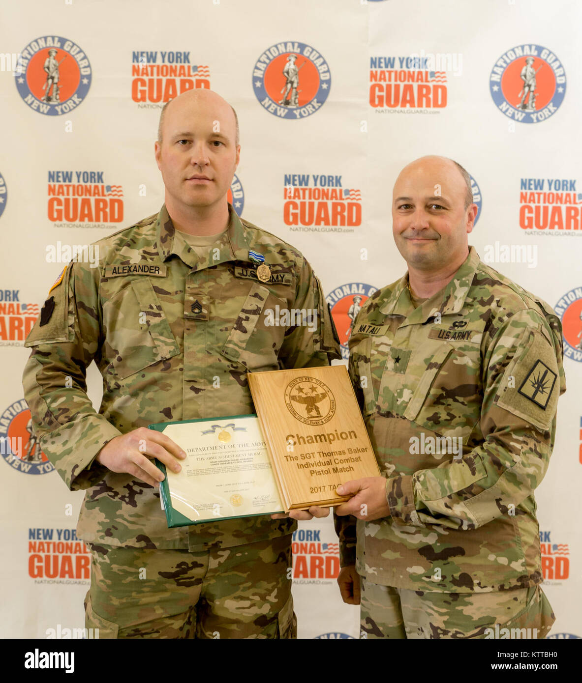 U.S. Army Staff Sgt. Blake H. Alexander, 1108Th Beseitigung von Explosivstoffen Company, New York Army National Guard, ist Platz 1 für die SGT Thomas Bäcker einzelnen Combat Pistol Match von Brig ausgezeichnet. Gen. Michel Natali, Kommandant der 53 Truppe den Befehl, am Lager Smith Training Website, N.Y., 4. Juni 2017. Die Combat Pistol Match ist ein Teil der 38. jährlichen "TAG (Adjutant General) Match" bekämpfen Sustainment Übung, eine 3-tägige Veranstaltung, die von der New York Army National Guard durchgeführt Exzellenz in der Treffsicherheit der Ausbildung und bieten Soldaten, Flieger und staatliche Miliz der o zu fördern. Stockfoto