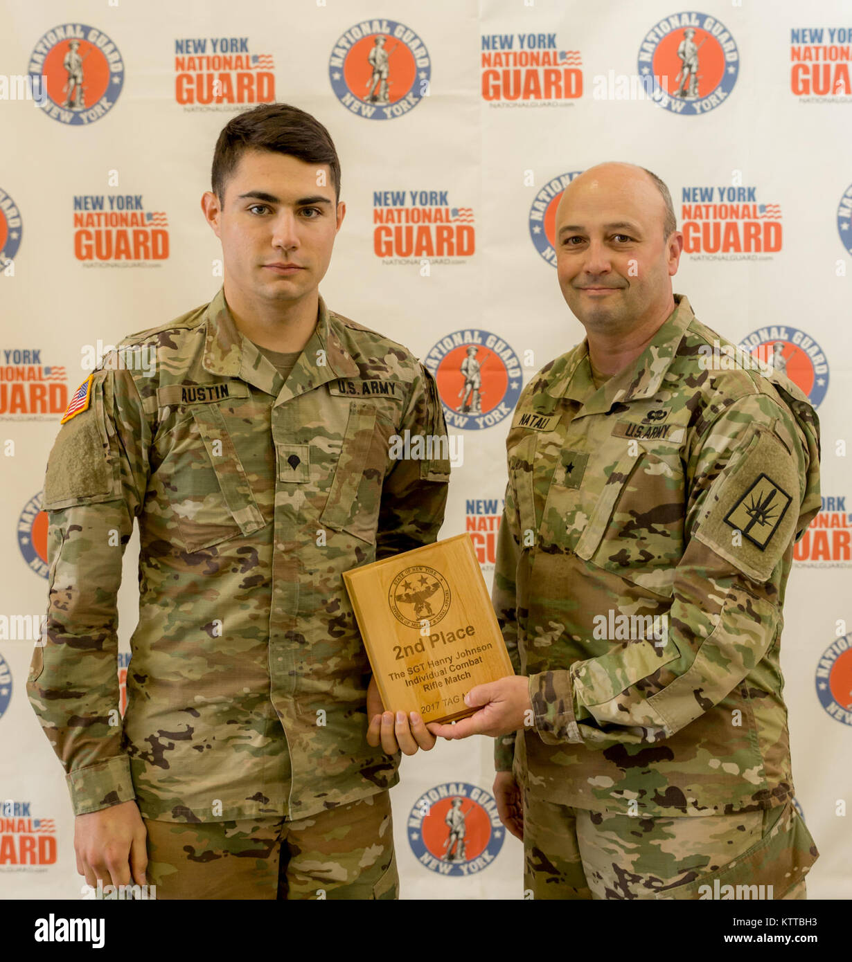 Us-Armee SPC. Nick S. Austin, der Soldat mit dem 145 Maintenance Company, New York Army National Guard, ist Platz 2 für die SGT Henry Johnson einzelnen Combat Rifle Match von Brig ausgezeichnet. Gen. Michel Natali, Kommandant der 53 Truppe den Befehl, am Lager Smith Training Website, N.Y., 4. Juni 2017. Die Combat Rifle Match ist ein Teil der 38. jährlichen "TAG (Adjutant General) Match" bekämpfen Sustainment Übung, eine 3-tägige Veranstaltung, die von der New York Army National Guard durchgeführt Exzellenz in der Treffsicherheit der Ausbildung und bieten Soldaten, Flieger und staatliche Miliz die opportunit zu fördern. Stockfoto