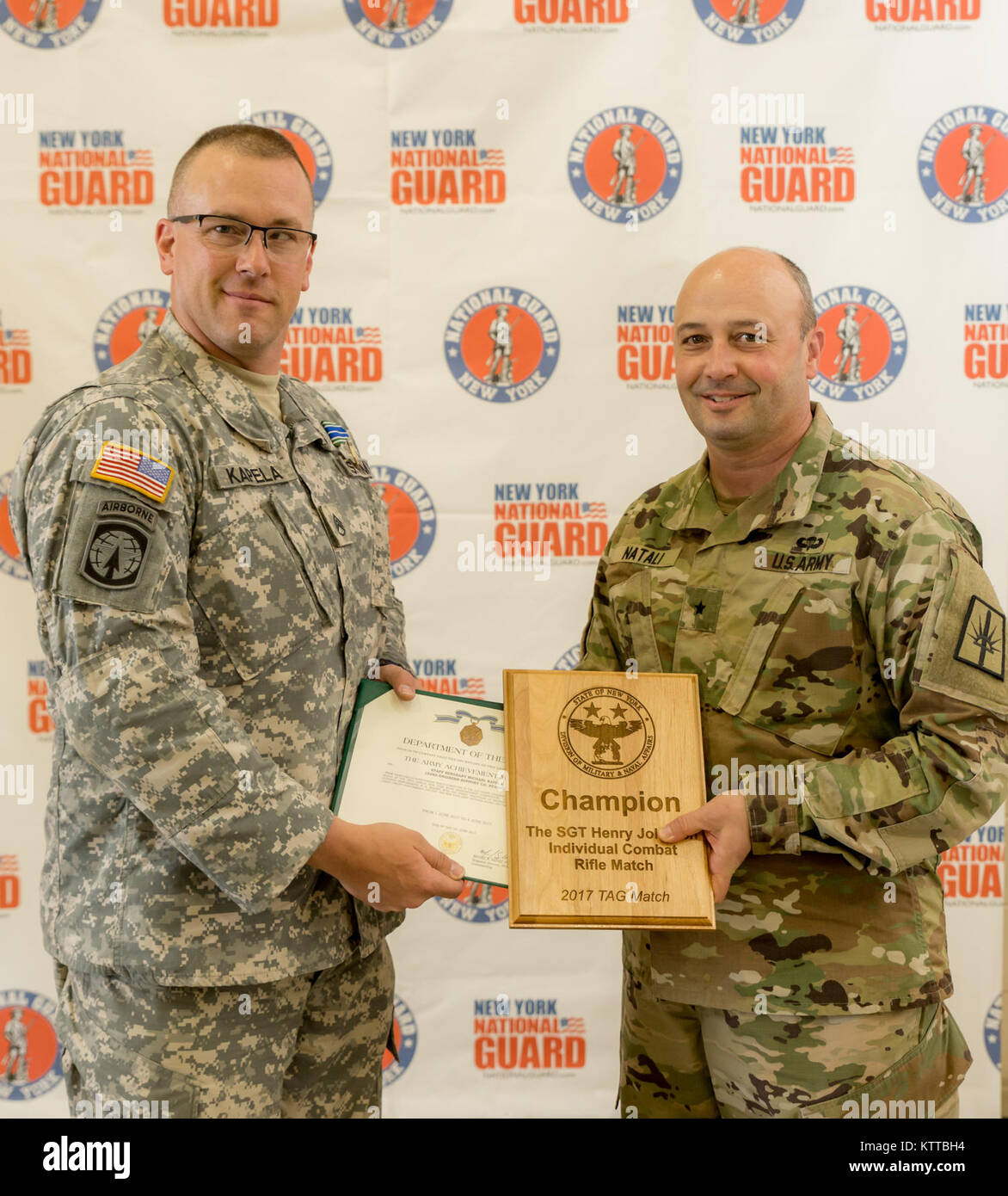 U.S. Army Staff Sgt. Michael Kapela, der Soldat mit dem 152 Engineer Support Company, New York Army National Guard, ist Platz 1 für die SGT Henry Johnson einzelnen Combat Rifle Match von Brig ausgezeichnet. Gen. Michel Natali, Kommandant der 53 Truppe den Befehl, am Lager Smith Training Website, N.Y., 4. Juni 2017. Die Combat Rifle Match ist ein Teil der 38. jährlichen "TAG (Adjutant General) Match" bekämpfen Sustainment Übung, eine 3-tägige Veranstaltung, die von der New York Army National Guard durchgeführt Exzellenz in der Treffsicherheit der Ausbildung und bieten Soldaten, Flieger und staatliche Miliz zur Förderung der Stockfoto