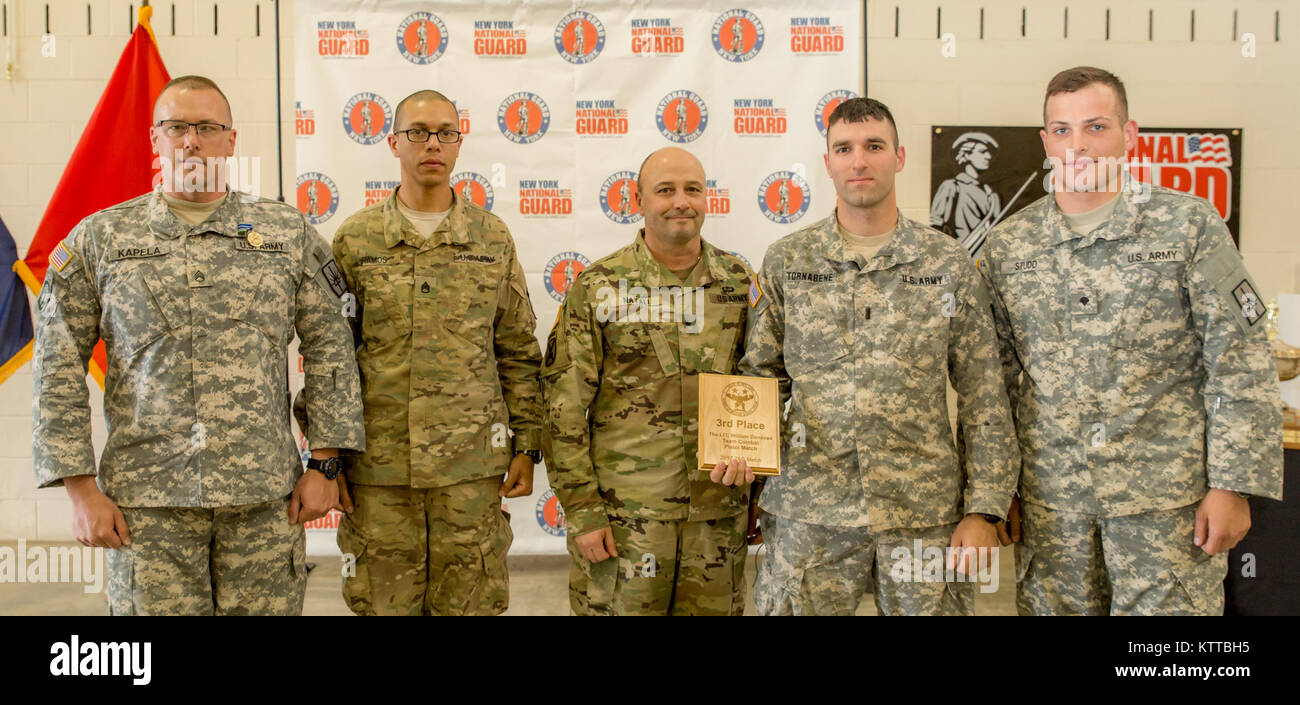 U.S. Army Staff Sgt. Michael Kapela, Staff Sgt. Raphael Ramos, 1 Leutnant Christopher Tornabene und SPC. Tyler Studd, Soldaten, die in den 152 Engineer Support Company, New York Army National Guard, Platz 3 für den LTC William Donovan Team Combat Pistol Match von Brig ausgezeichnet. Gen. Michel Natali, Kommandant der 53 Truppe den Befehl, am Lager Smith Training Website, N.Y., 4. Juni 2017. Die Combat Pistol Match ist ein Teil der 38. jährlichen "TAG (Adjutant General) Match" bekämpfen Sustainment Übung, eine 3-tägige Veranstaltung, die von der New York Army National Guard durchgeführt Excell zu fördern. Stockfoto