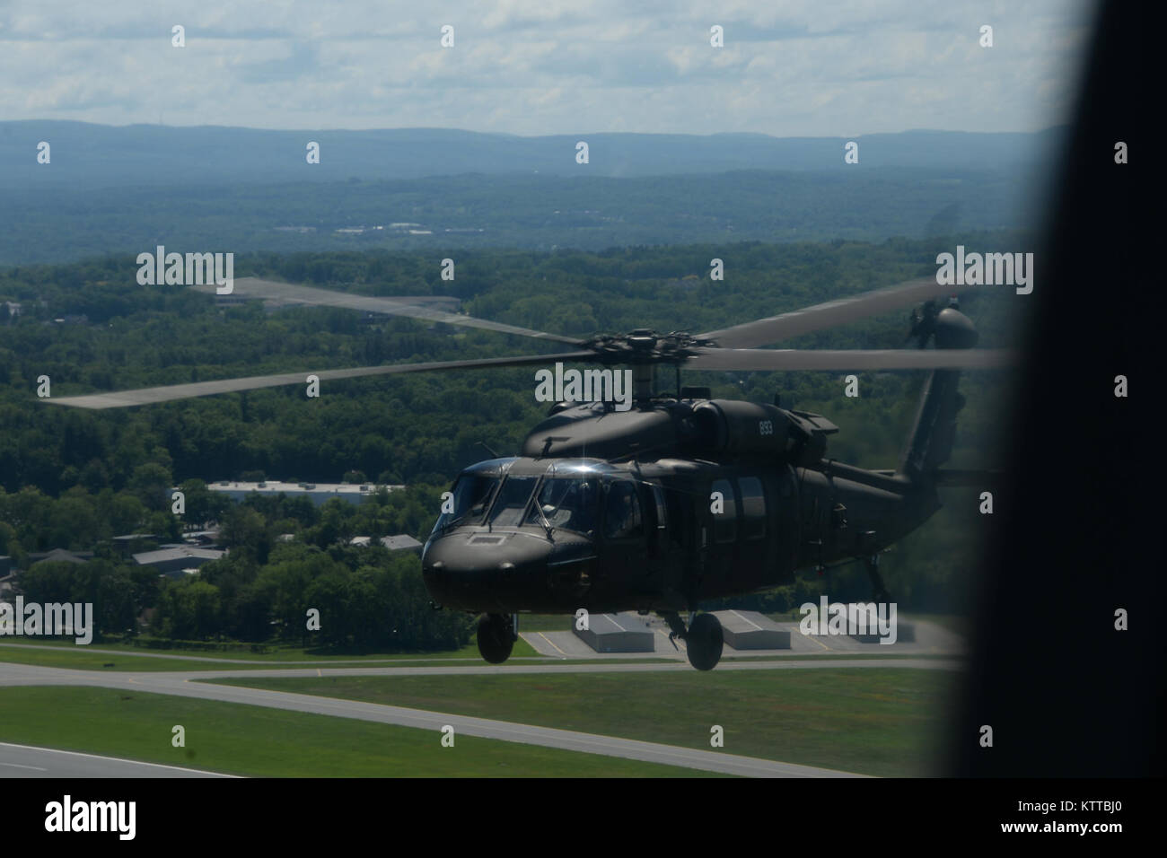 Ein UH-60 Black Hawk Helikopter fliegt über Albanien, 7. Juni 2017. U.S. Army National Guard Soldaten vom 3 Bataillon, 142 Aviation Division flogen zu Fort Drum, N.Y., der 1 Battalion, 258Th Field Artillery in ihrer Ausbildung zu unterstützen. (U.S. Army National Guard Foto von Pfc. Andrew Valenza) Stockfoto