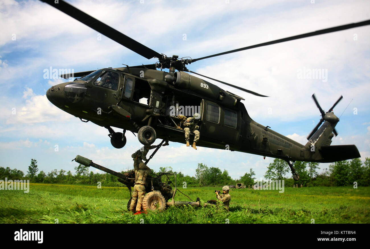 FORT DRUM, N.Y.-Soldaten zu Alpha Batterie, 1st Battalion, 258Th Field Artillery Regiment zugeordnet, 27 Infantry Brigade Combat Team, bereitet ein 105-mm-Haubitze M119A2 zu UH-60 Blackhawk Hubschrauber während eines Air Assault Artillerie raid Hier Juni 9 befestigen. Die Mission wurde mit 2 UH-60 Blackhawk Hubschrauber durch die 42Th Combat Aviation Brigade zur Verfügung abgeschlossen. (U.S. Army National Guard Foto von Sgt. Alexander Rektor) Stockfoto