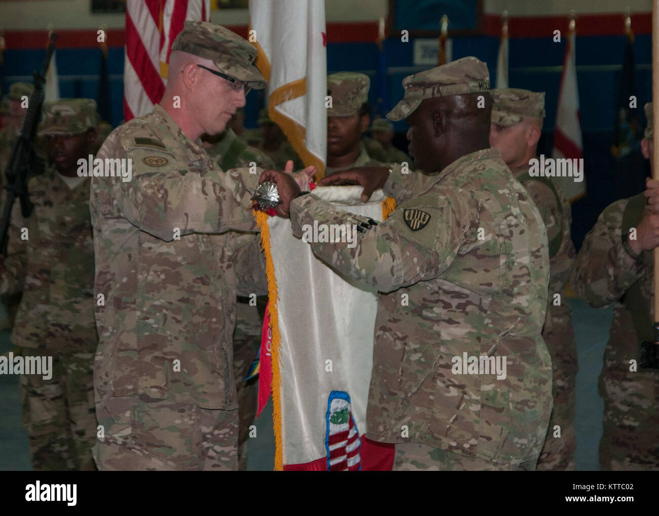 Oberst Stephen M. Bousquet, der Kommandant der 369. sustainment Brigade, und Command Sgt. Maj. Anthony Mclean, Senior Advisor des eingetragen 369 SB, falls die Feuerwehr Farben bei einer Übertragung der Autorität Zeremonie im Camp Arifjan, Kuwait, 26. Juni 2017. Die 369 SB-Befehl verzichtet der Erhaltung von Arbeitsgängen, die den 371 Sustainment Brigade von der Ohio National Guard. (U.S. Armee Foto von Sgt. Jeremy Bratt) Stockfoto