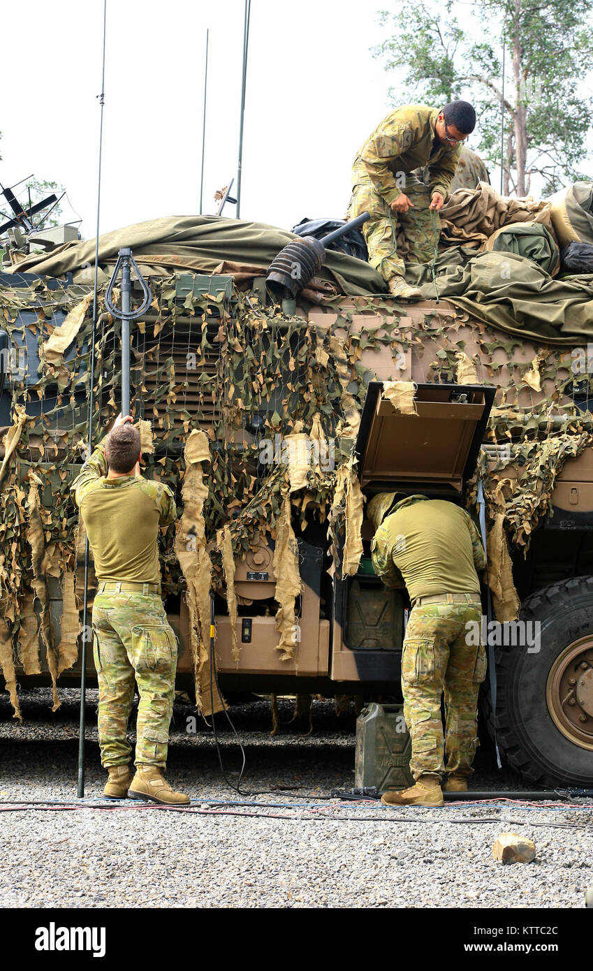 SHOALWATER BAY, AU-Soldaten in den 1 Signal Regiment, Australian Defence Force zugewiesen, befestigen Sie Geräte an einen Australischen geschützt Mobilität Fahrzeug während der Vorbereitung für übung Talisman Sabre, Juli 10. Während der Übung der australischen Streitkräfte Personal wird Ihre Kampftechniken neben USA und Neuseeland service Mitglieder schärfen. (U.S. Army National Guard Foto von Sgt. Alexander Rektor) Stockfoto