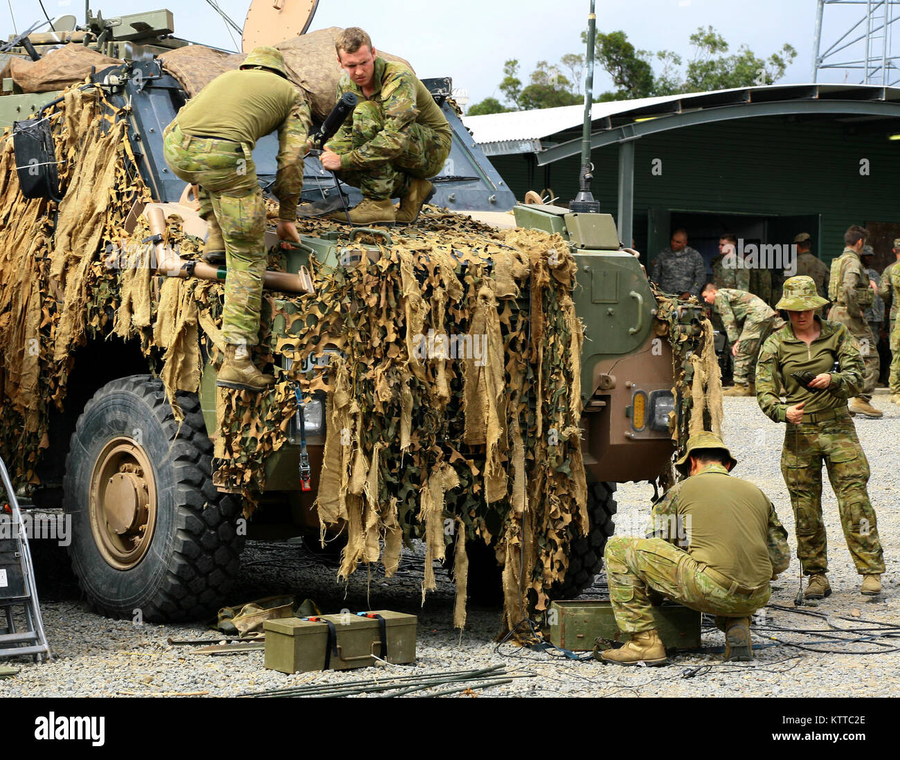 SHOALWATER BAY, AU-Soldaten in den 1 Signal Regiment, Australian Defence Force zugewiesen, befestigen Sie Geräte an einen Australischen geschützt Mobilität Fahrzeug während der Vorbereitung für übung Talisman Sabre, Juli 10. Während der Übung der australischen Streitkräfte Personal wird Ihre Kampftechniken neben USA und Neuseeland service Mitglieder schärfen. (U.S. Army National Guard Foto von Sgt. Alexander Rektor) Stockfoto