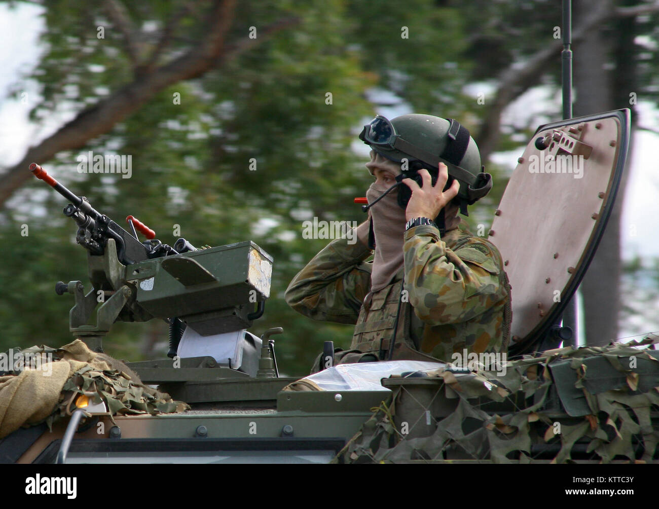 SHOALWATER BAY, Queensland, Australien - Australische Armee Soldaten bemannt einem F89 M1 minimi machine gun auf einem Austalian geschützt Mobilität Fahrzeug Während auf Patrouille während der Übung Talisman Sabre, Juli 15. Während der Übung, eine Reihe von Krieg Spiele, Australische Soldaten kämpften neben Neuseeland und US-Mitglieder. (U.S. Army National Guard Foto von Sgt. Alexander Rektor) Stockfoto