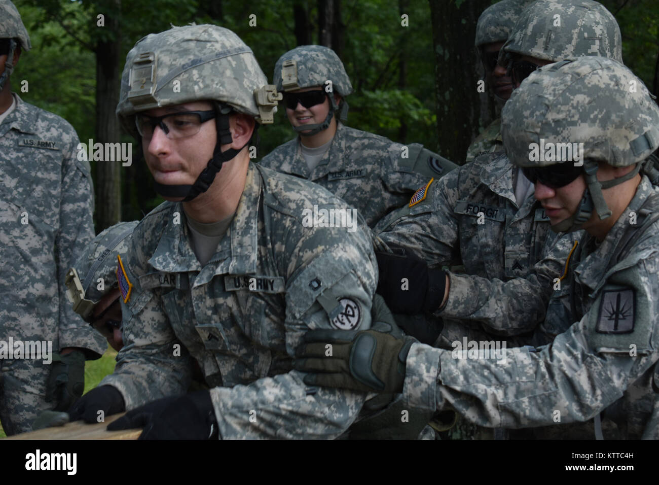 (Von links) NEW YORK Army National Guard Soldaten, Cpl. Zach Clark, zu 10 Mountain Division zugeordnet und SPC. Keith Froland, aus dem 1156 Ingenieur Unternehmen, der Versuch einer Holzbohle sorgfältig auf ein Hindernis auf dem Führer Reaktion Kurs auf dem Camp Smith Training Website, Cortlandt Manor, N.Y., 15. Juli 2017 statt. Soldaten versuchten, das Hindernis, ohne dass die Soldaten oder Hilfe zu vervollständigen. (U.S. Army National Guard Foto von Pfc. Andrew Valenza) Stockfoto