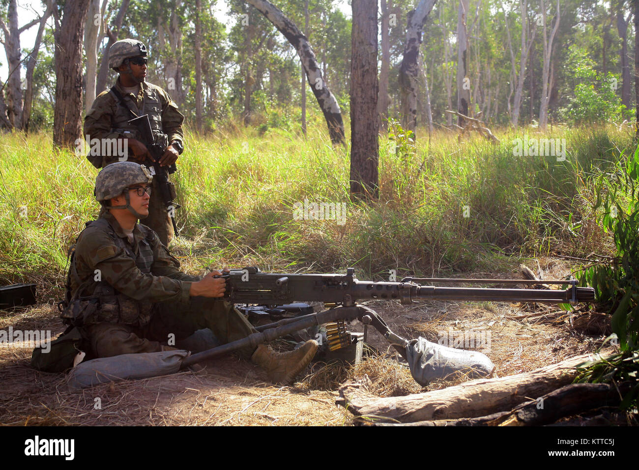 SHOALWATER BAY, Queensland, Australien - SPC. Ronald Tabbs ein infanterist und SPC. Derick Chen ein Human Resources Specialist, sowohl für die Zentrale und die Konzernzentrale, 1st Battalion, 69th Infantry Regiment Mann eine kämpfende Position außerhalb des post-Befehl die Bataillone' während der Kombinierten Übung Talisman Sabre, Juli 18 zugeordnet. Mehr als 700 der New York Army National Guard Soldaten reiste nach Australien, wo sie drei Wochen Training mit Australischen und Neuseeländischen service Mitglieder. (U.S. Army National Guard Foto von Sgt. Alexander Rektor) Stockfoto