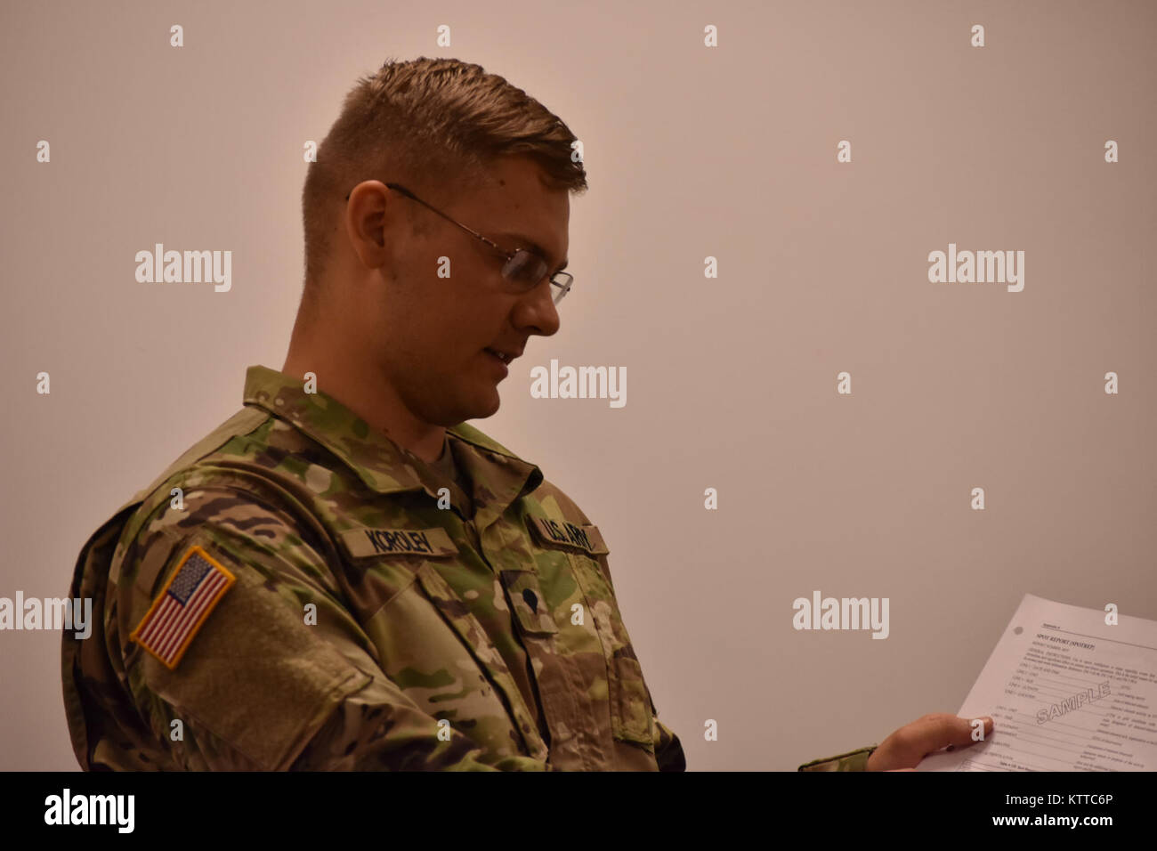 New York Army National Guard Soldat, SPC. Michail Koroljow, zu 222 chemischen Unternehmen zugewiesen sind, unterrichtet eine Klasse in der künftigen Führer Kurs, auf dem Camp Smith Training Website, Cortlandt Manor, N.Y., 19. Juli 2017. Studenten in der zukünftige Führer Kurs wurden die Wahrscheinlichkeit gegeben, eine Klasse zu führen, um Erfahrungen mit dem öffentlichen Sprechen zu erhalten und lehren andere Studenten, eine wichtige Fähigkeit für Führungskräfte im Militär. (U.S. Army National Guard Foto von Pfc. Andrew Valenza) Stockfoto