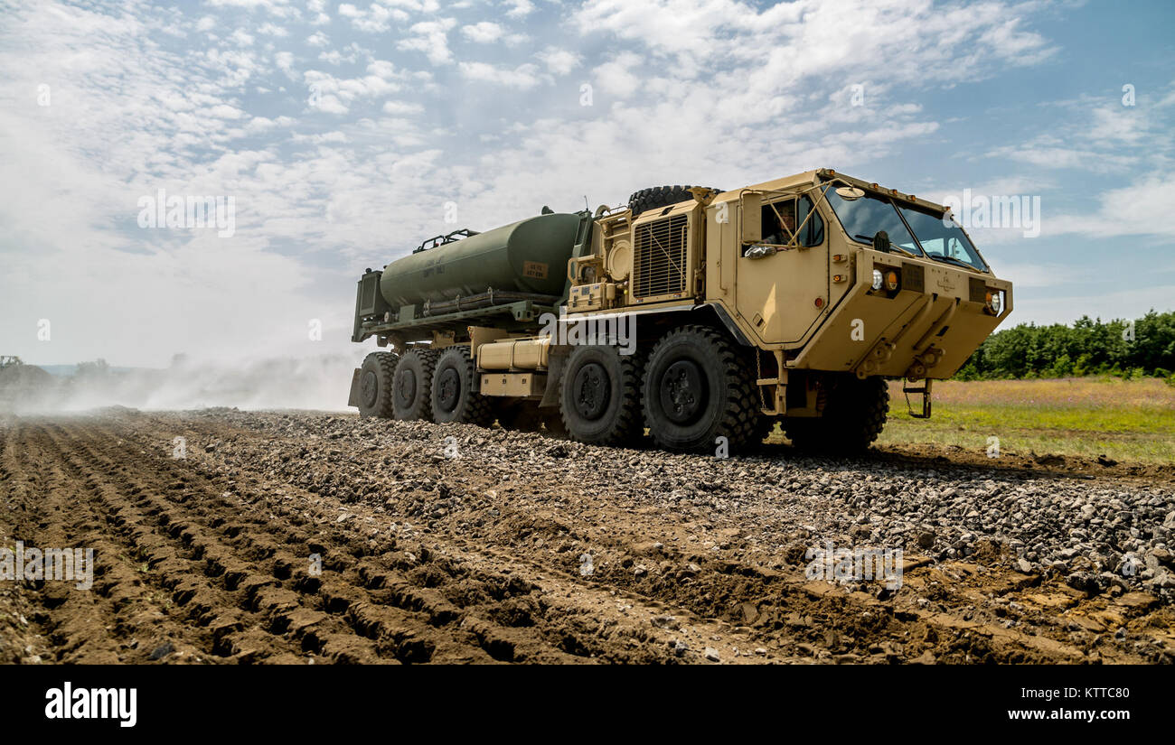 New York Army National Guard Soldaten mit der 827Th Engineer Company, 204 Techniker Bataillon, Zerreißen und das eine Probefahrt während ihrer jährlichen Training in Fort Drum, N.Y., 19. Juli 2017. Die Straße ist eine von vier Bauvorhaben das Bataillon während seiner Zeit in Fort Drum, der den Soldaten ihre Fähigkeiten zu verbessern, während die Schaffung dauerhafter Bau Projekte für die Post lief. (U. S. Army National Guard Foto von Sgt. Harley Jelis) Stockfoto