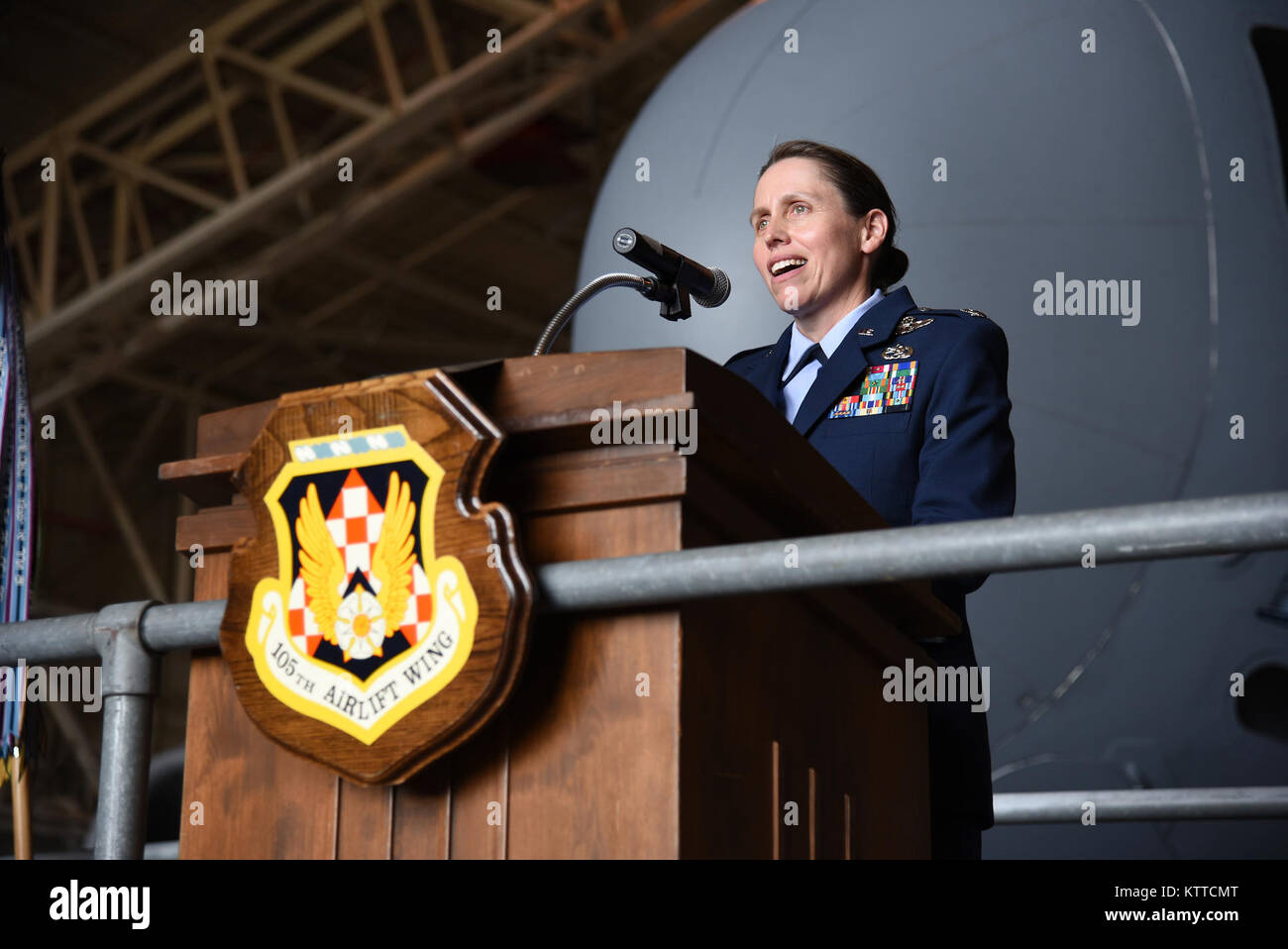 Oberst Denise Donnell, die eingehenden Kommandant der 105. Airlift Wing, spricht während einer Änderung des Befehls Zeremonie an Stewart Air National Guard Base, Newburgh, New York Aug 6, 2017. Donnell tritt die Nachfolge von Oberst Howard Wagner als Kommandeur der Flügel. (U.S. Air Force Foto von älteren Flieger Terrence Clyburn) Stockfoto