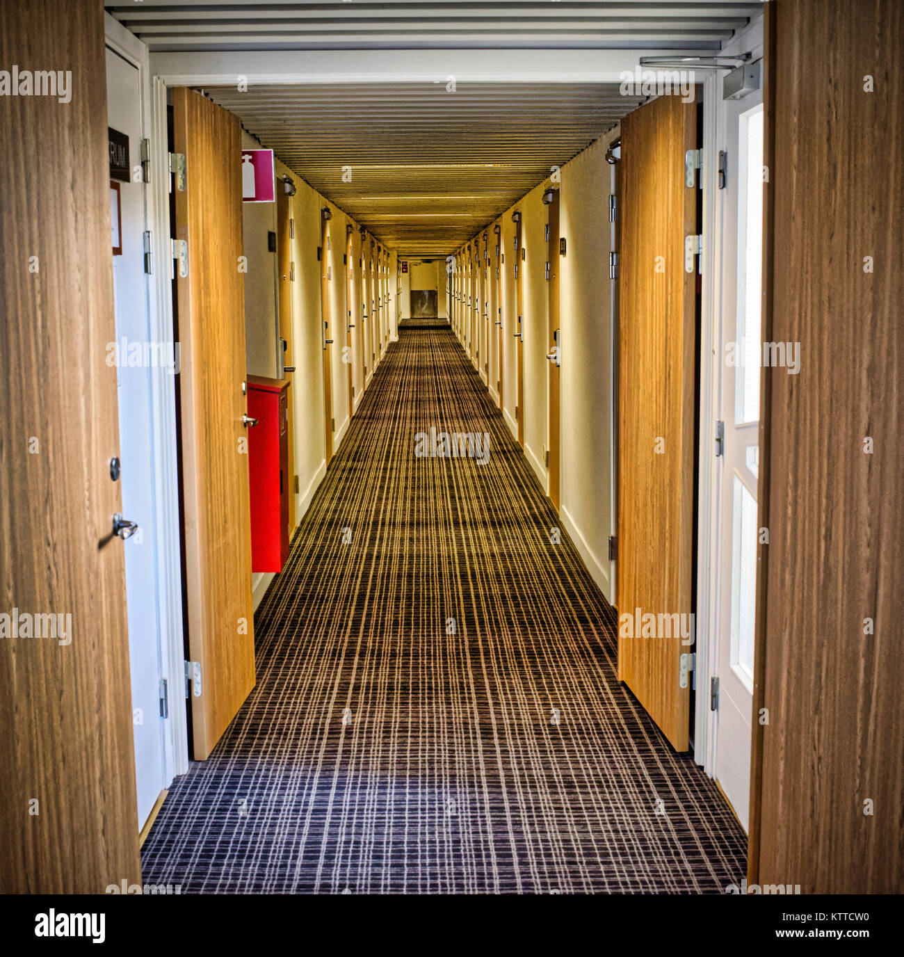 Düsteres Hotel Flur in Schweden Stockfoto