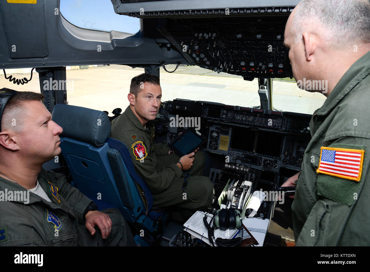 Kapitän Brian Flanagan und Maj. Paul Jancey, beide Piloten auf der 105 Luftbrücke Flügel zugeordnet, sprechen mit aircrew von um die 106 Rettung vor einer gemeinsamen Hurrikan Antwort Mission von Gabreski Air National Guard Base, West Hampton Beach, New York, Sept. 7, 2017 Abflug Flügel. Die zwei New York Air National Guard Einheiten arbeiteten zusammen auf den Hurrikan Irma in der Karibik, in weniger als einer Woche zu reagieren, nachdem die beiden Einheiten auf den Hurrikan Harvey zusammen reagiert. (U.S. Air Force Foto: Staff Sgt. Julio A. Olivencia jr.) Stockfoto