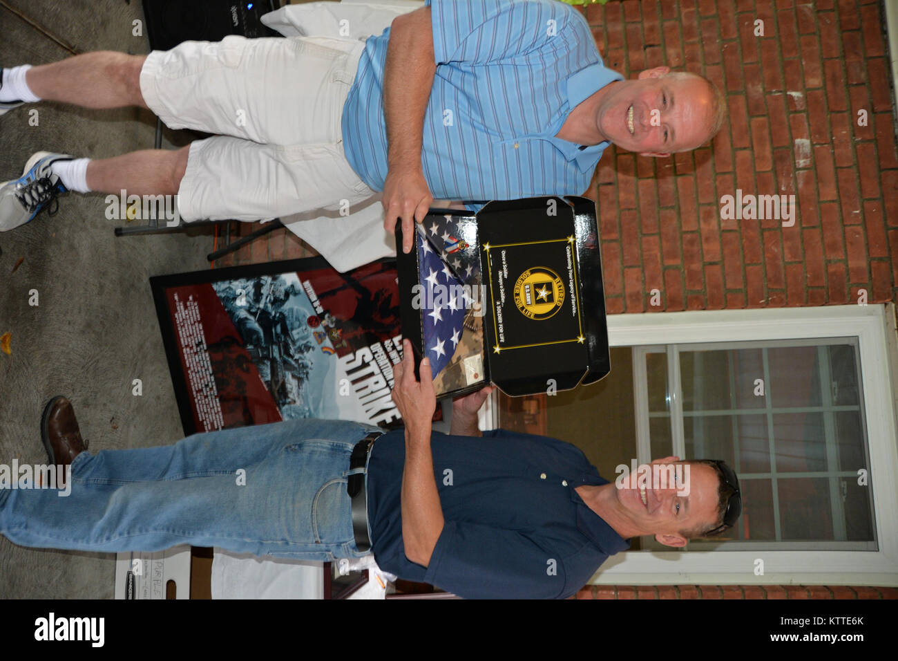 New York Army National Guard Soldat, Oberst Michael Murphy, der Stabschef für die 42Nd Infantry Division, Geschenke Auszeichnungen nach Brig. Gen. Gary Yaple, frear Park Golf Course, in Troy, N.Y., 8. September 2017. Yaple wurde diese Auszeichnung während seiner Pensionierung Zeremonie. (U.S. Army National Guard Foto vom Kapitän Jean Marie Kratzer) Stockfoto