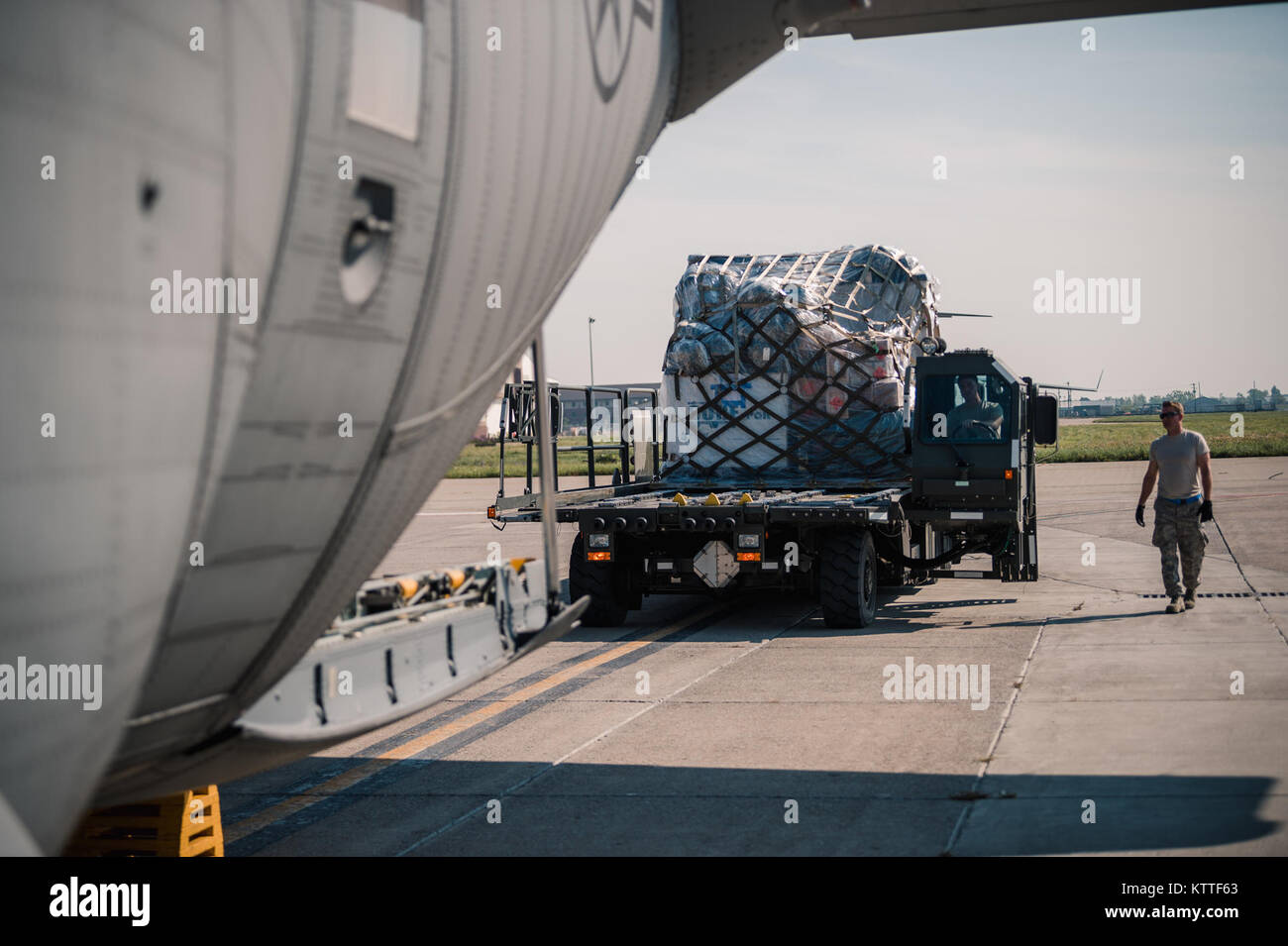 Die 152. Airlift Wing, Reno Air National Guard Base, Nevada Air National Guard, kam zu den Niagara Falls Luft finden Station fliegen Mitglieder der 105 Militärpolizei Unternehmen, Buffalo, New York Army National Guard zu beginnen, auf den amerikanischen Jungferninseln, wo sie Hurricane Relief, Niagara Falls, NEW YORK, Sept. 25, 2017. Mehr als 20 Mitglieder der 105 MP Co geladen Ausrüstung und Personal und begannen, ihre Bereitstellung zu den US-Jungferninseln vor mehr Soldaten später in der Woche fliegen. (Air National Guard Foto: Staff Sgt. Ryan Campbell) Stockfoto