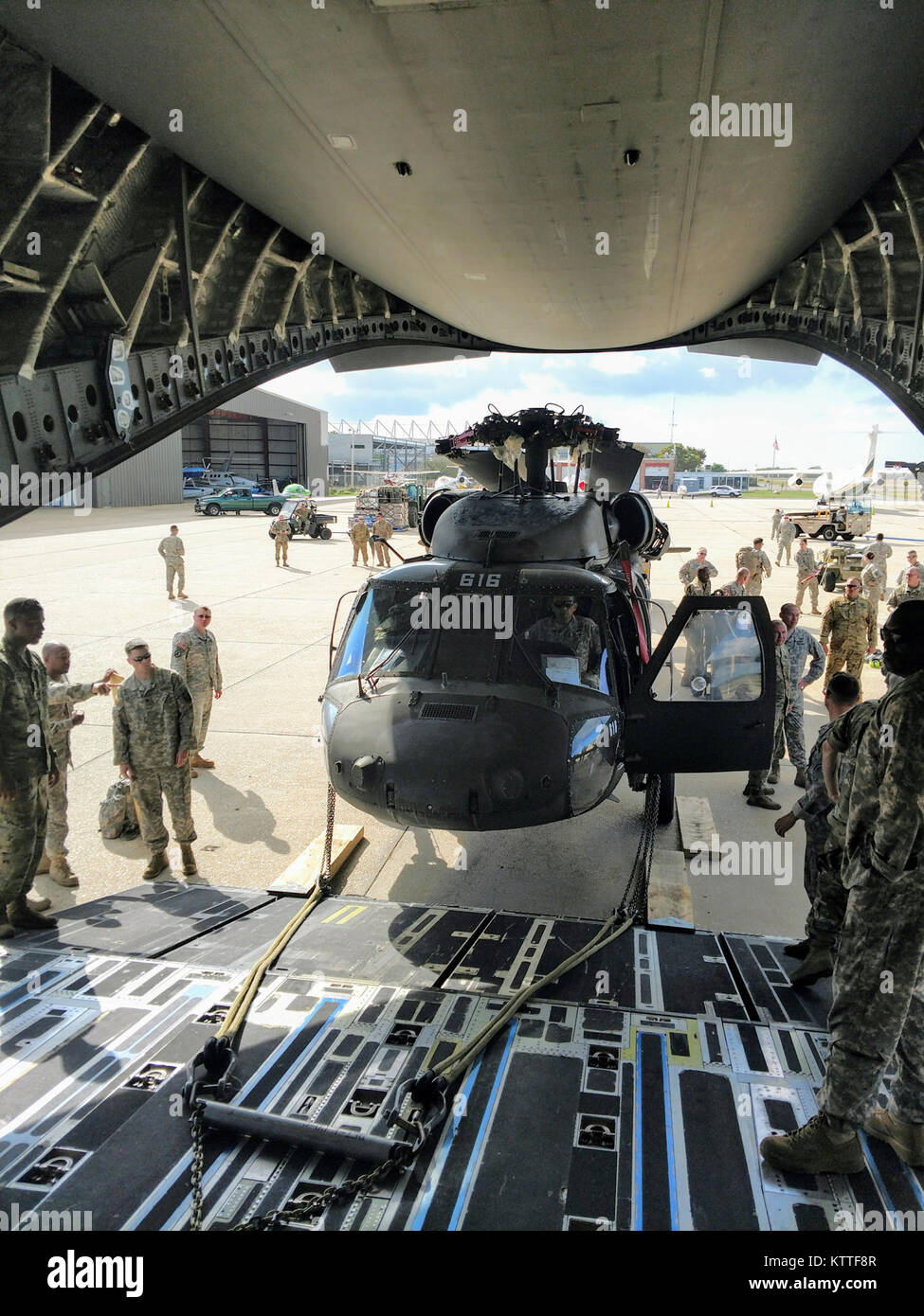 New York Army National Guard Soldaten der dritten Bataillon, 142 Aviation Regiment, in Ronkonkoma, New York, laden zwei UH-60 Blackhawk Hubschrauber in Islip MacArthur Airport in eine C-17 Globemaster von 105 Airlift Wing der New York Air National Guard von Newburgh, New York, 27. September 2017 geflogen. Die New York National Guard ist die Bereitstellung von vier Blackhawks und 60 Piloten und Masse an den Support, um Puerto Rico zur Unterstützung von Verwertungsverfahren für die Puerto Rico National Guard. Foto vom Kapitän Mark Getman, New York Schutz staatlicher Verteidigung. Stockfoto