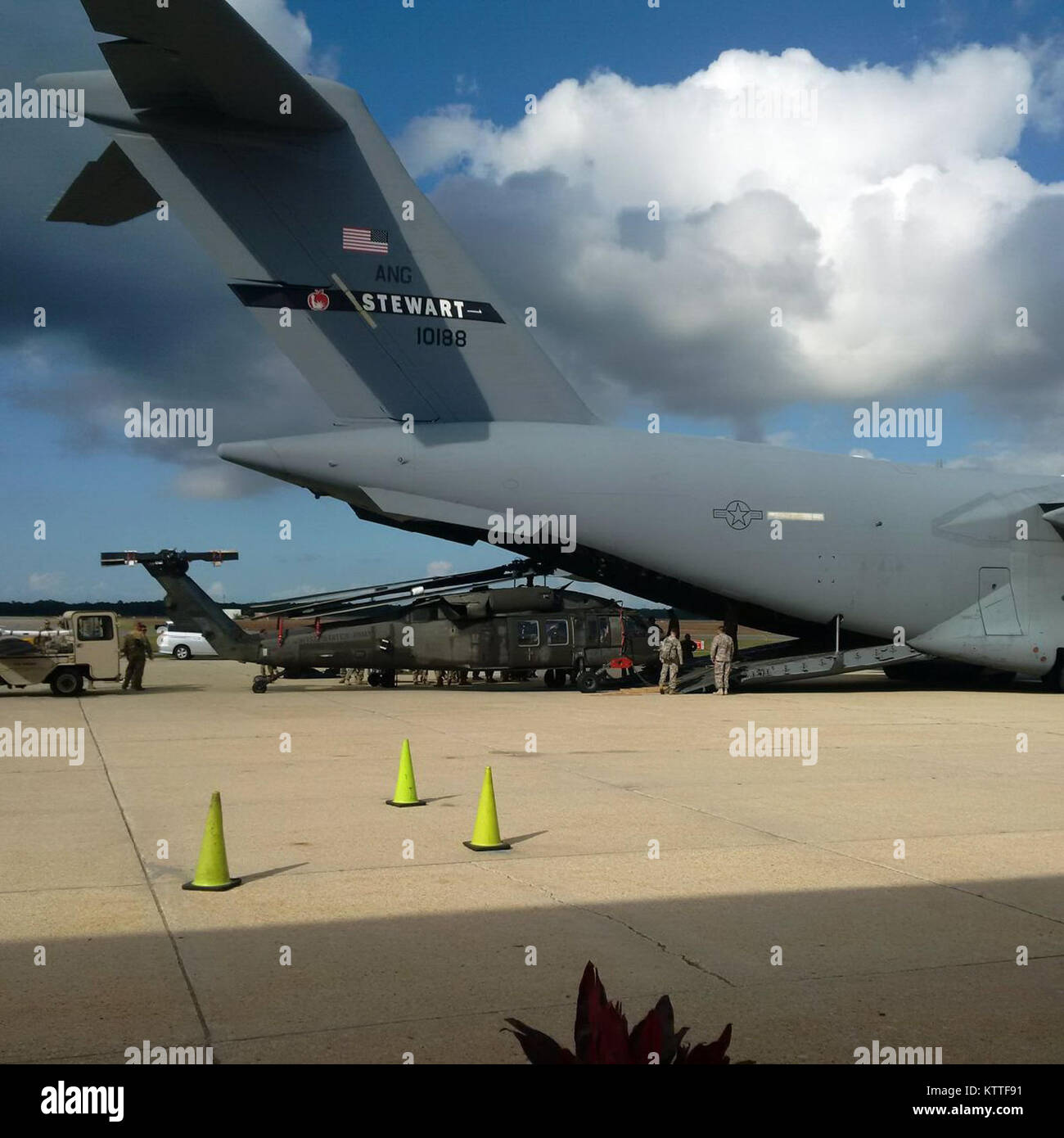 New York Army National Guard Soldaten der dritten Bataillon, 142 Aviation Regiment, in Ronkonkoma, New York, laden zwei UH-60 Blackhawk Hubschrauber in Islip MacArthur Airport in eine C-17 Globemaster von 105 Airlift Wing der New York Air National Guard von Newburgh, New York, 27. September 2017 geflogen. Die New York National Guard ist die Bereitstellung von vier Blackhawks und 60 Piloten und Masse an den Support, um Puerto Rico zur Unterstützung von Verwertungsverfahren für die Puerto Rico National Guard. Foto von Oberst Mark Slusar, Joint Force Headquarters, New York Army National Guard. Stockfoto