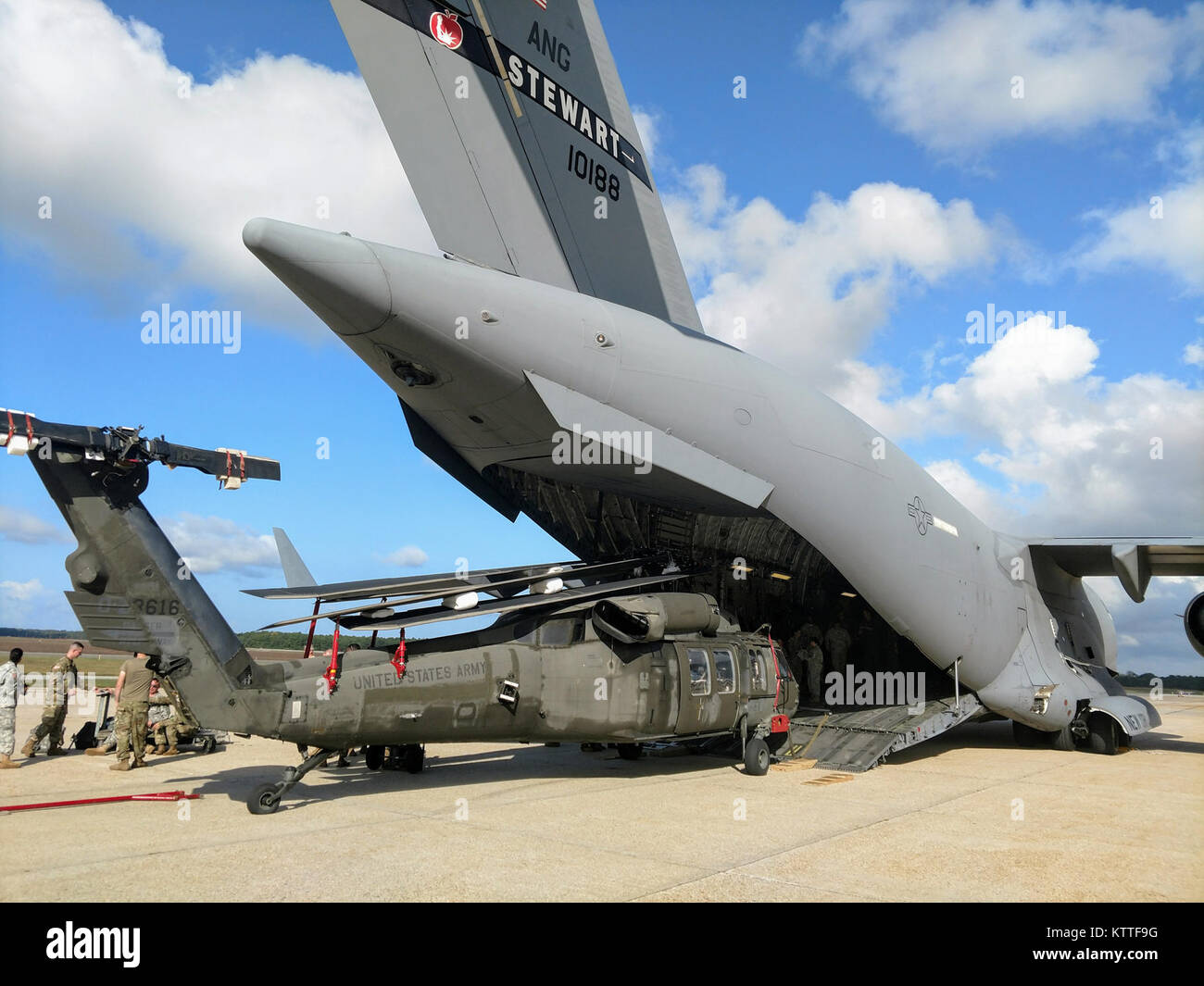 New York Army National Guard Soldaten der dritten Bataillon, 142 Aviation Regiment, in Ronkonkoma, New York, laden zwei UH-60 Blackhawk Hubschrauber in Islip MacArthur Airport in eine C-17 Globemaster von 105 Airlift Wing der New York Air National Guard von Newburgh, New York, 27. September 2017 geflogen. Die New York National Guard ist die Bereitstellung von vier Blackhawks und 60 Piloten und Masse an den Support, um Puerto Rico zur Unterstützung von Verwertungsverfahren für die Puerto Rico National Guard. Foto vom Kapitän Mark Getman, New York Schutz staatlicher Verteidigung. Stockfoto