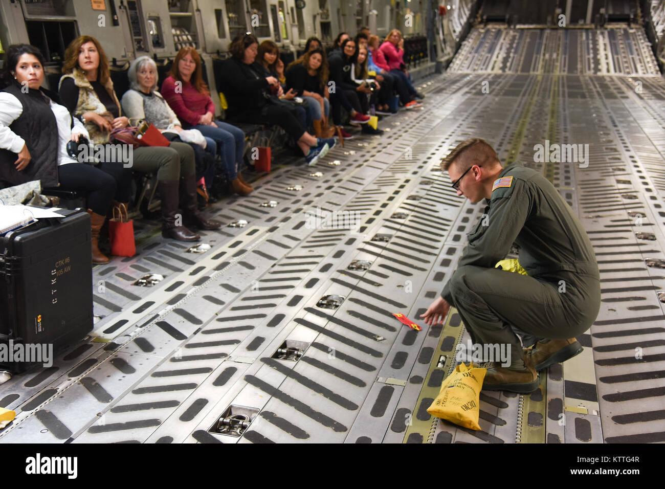 Airman First Class Gregory Palmer, Lademeister mit der 105 Operations, demonstriert den Gebrauch der Notfallausrüstung vor einem Flug für die ehegatten von 105 Airlift Wing Mitglieder am Stewart Air National Guard Base am 14. Oktober 2017. (U.S. Nationalgarde Foto von Master Sgt. Lee C. Guagenti) Stockfoto