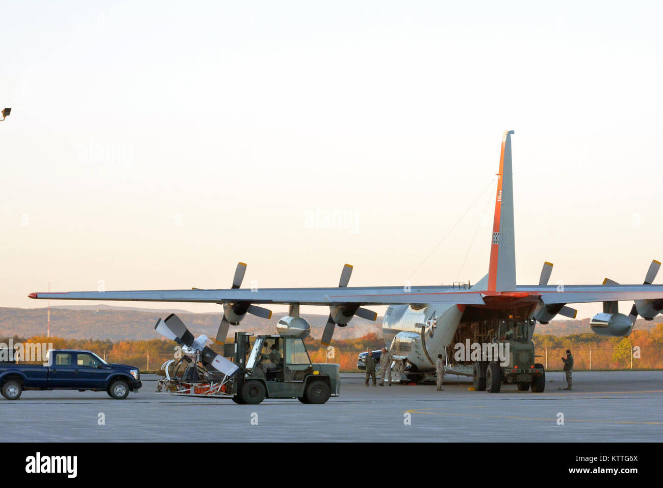 Flieger mit 109 Luftbrücke Flügellast cargo der New York Air National Guard auf einem LC-130 Skibird am Okt. 17, 2017, vor dem Start von Stratton Air National Guard Base, Scotia, N.Y., die Reise nach McMurdo Station, Antarktis zu beginnen. Dies ist die 30. Saison, dass die Einheit in Betrieb Deep Freeze beteiligen wird, die militärische Komponente des US Antarctic Program, die von der National Science Foundation verwaltet wird. (U.S. Air National Foto von Senior Master Sgt. William Gizara) Stockfoto