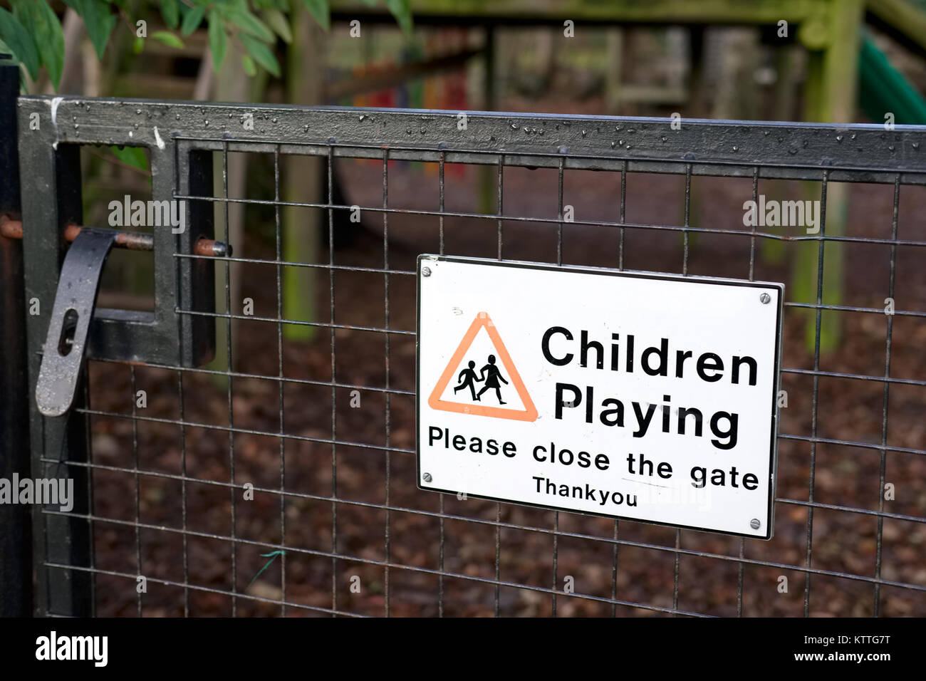 Kinder spielen, Gatter schließen Bitte melden Sie sich an Kids Spielplatz im Freien Stockfoto