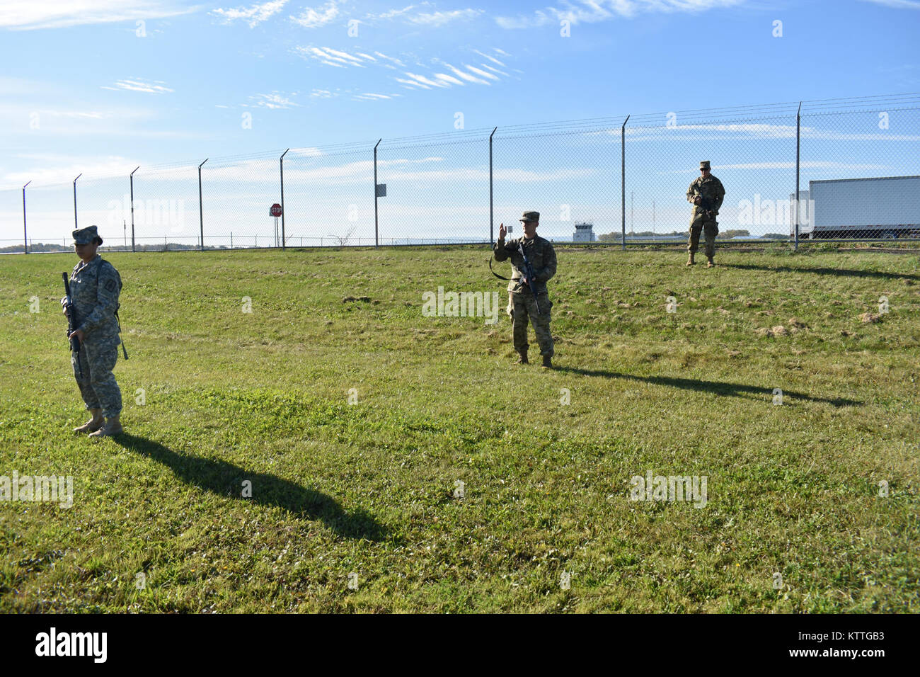 New York Army National Guard Soldat, Sgt. Alexander Sheldon (Mitte), auf die 466Th Bereich medizinische Unternehmen zugewiesen sind, zeigt, wie eine Gruppe zu führen, Glenville, N.Y., 22. Oktober 2017. Sheldon war Beweis für seine Soldaten der 501. Kampfmitteln Deisposal Bataillon am besten Krieger, den Wettbewerb zu gewinnen. (N.Y. Army National Guard Foto von SPC. Andrew Valenza) Stockfoto