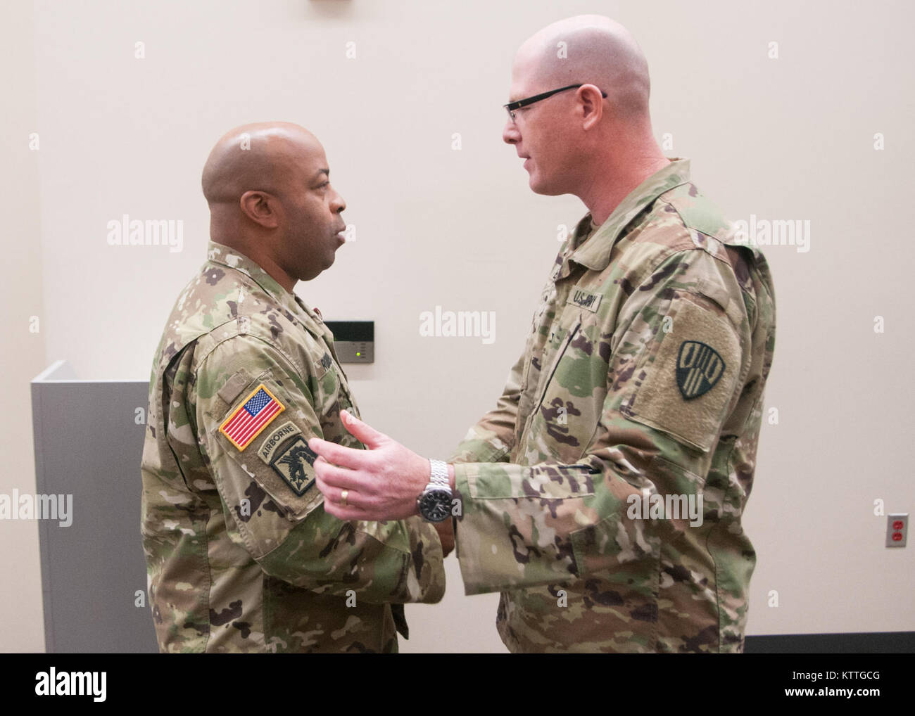 Oberst Stephen M. Bousquet, der Kommandant der 369. sustainment Brigade, präsentiert die Meritorius Service Medal, Maj Everett Roberts während einer Zeremonie im Camp Smith, NY, 22. Oktober 2017. Maj. Roberts erhielt die Auszeichnung für seine Zeit als Executive Officer der 101 Signal Battalion. Stockfoto