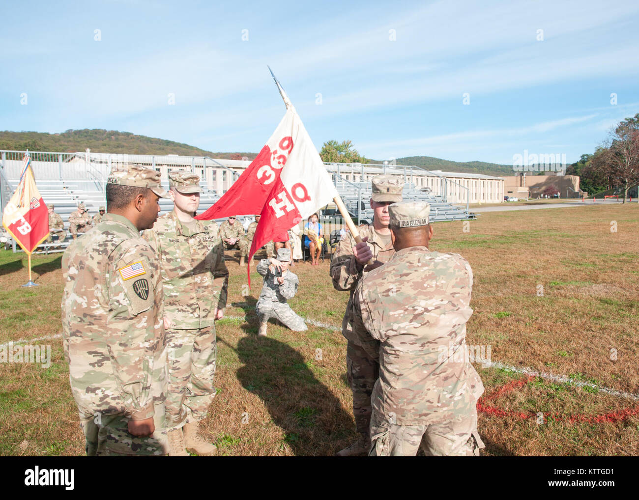 1. Sgt. Mahendanauth Dabichan präsentiert die Firma Farben 1 st. Lt Christian McKernon während des HHC 369 Ändern des Befehls Zeremonie im Camp Smith, NY, 22. Oktober 2017. Das Gerät zurück in diesem Sommer von einem erfolgreichen 9 Monat Bereitstellung in den Nahen Osten. Stockfoto