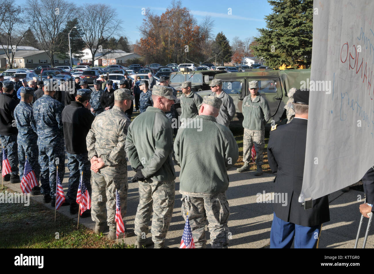 Flieger auf der 109 Luftbrücke Flügel zugeordnet, die zusammen mit lokalen Veteranen, nahmen am Tag der Feier ist ein Veteran, Chango Grundschule, Ballston Spa, New York, November 9, 2017. (U.S. Air National Guard Foto: Staff Sgt. Stephanie J. Lambert) Stockfoto