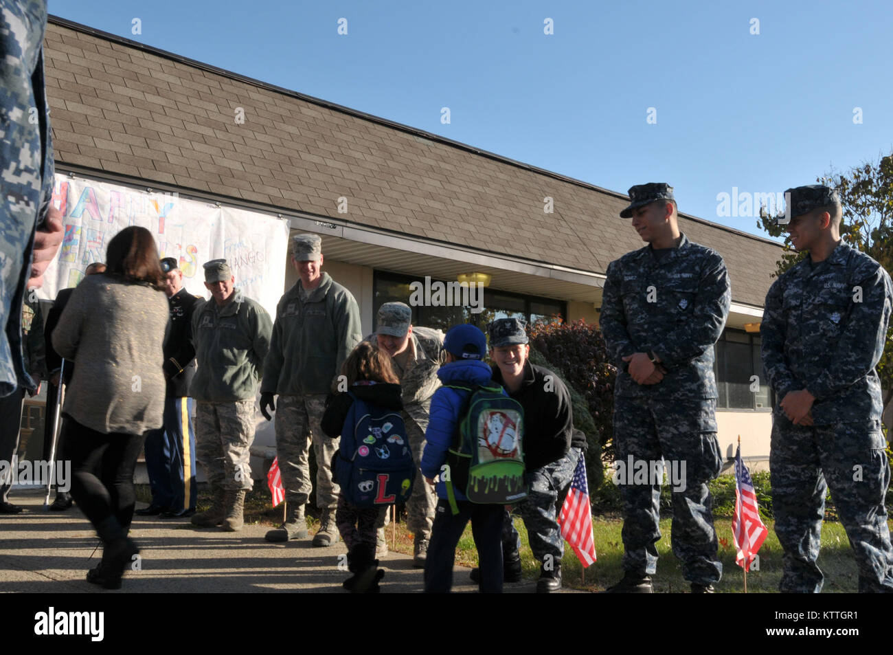 Flieger auf der 109 Luftbrücke Flügel zugeordnet, die zusammen mit lokalen Veteranen, nahmen am Tag der Feier ist ein Veteran, Chango Grundschule, Ballston Spa, New York, November 9, 2017. (U.S. Air National Guard Foto: Staff Sgt. Stephanie J. Lambert) Stockfoto