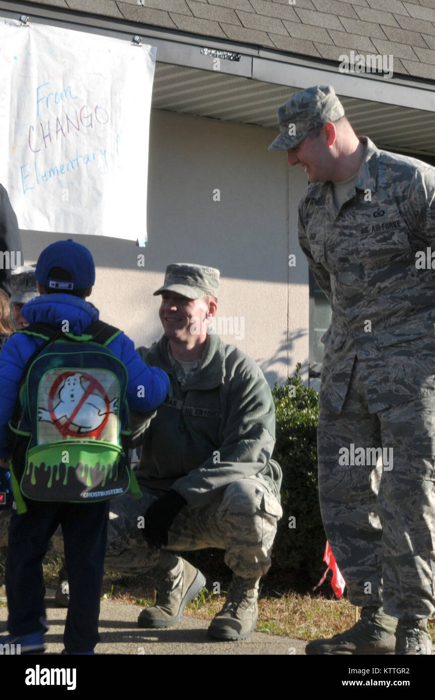 Flieger auf der 109 Luftbrücke Flügel zugeordnet, die zusammen mit lokalen Veteranen, nahmen am Tag der Feier ist ein Veteran, Chango Grundschule, Ballston Spa, New York, November 9, 2017. (U.S. Air National Guard Foto: Staff Sgt. Stephanie J. Lambert) Stockfoto