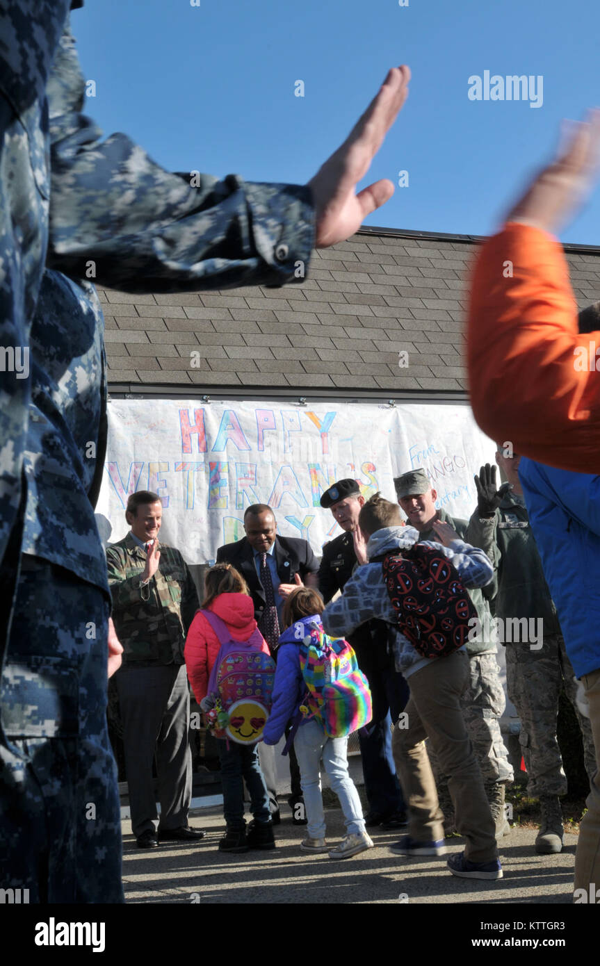 Flieger auf der 109 Luftbrücke Flügel zugeordnet, die zusammen mit lokalen Veteranen, nahmen am Tag der Feier ist ein Veteran, Chango Grundschule, Ballston Spa, New York, November 9, 2017. (U.S. Air National Guard Foto: Staff Sgt. Stephanie J. Lambert) Stockfoto