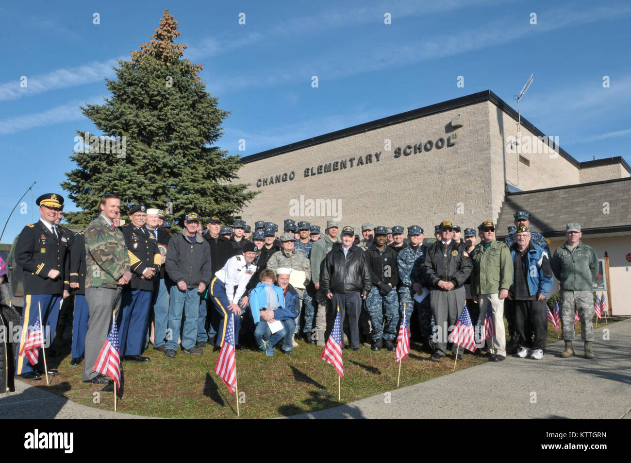 Flieger auf der 109 Luftbrücke Flügel zugeordnet, die zusammen mit lokalen Veteranen, nahmen am Tag der Feier ist ein Veteran, Chango Grundschule, Ballston Spa, New York, November 9, 2017. (U.S. Air National Guard Foto: Staff Sgt. Stephanie J. Lambert) Stockfoto