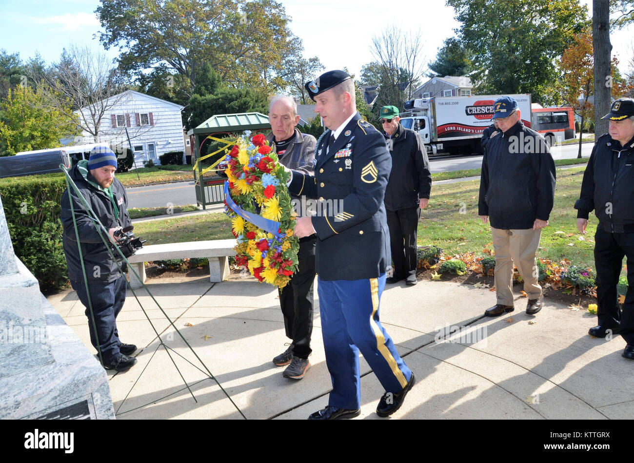 Am 10. November 2017, New York Army National Guard Soldaten verbunden mit Veteranen aus dem 42. Rainbow Division Veterans Memorial Foundation einen Kranz am Weltkrieg zu präsentieren ich Rainbow Division Veterans Memorial den Dienst der Vergangenheit 42th Infantry Division Soldaten für Veterans Day New York Army National Guard Staff Sgt zu ehren. Colin Stewart von Garden City, ein Mitglied der 1st Battalion, 69th Infantry Regiment präsentiert die Gedenkstätte Kranz im Namen der 42th Infantry Division der New York Army National Guard und wurde von Cyril Smith, ein Vietnam Veteran und Garden City resident beigetreten sind, Stockfoto