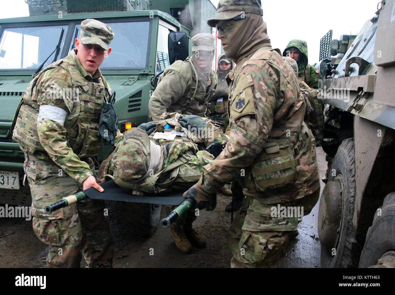 Yavoriv, Ukraine - Bekämpfung der Mediziner vom 27 Infantry Brigade Combat Team zugewiesen, die der Gemeinsamen multinationalen Ausbildung Group-Ukraine nahmen an einer massiven Unfall (mascal) Übung am Yavoriv Combat Training Center Nov. 17. Während der Übung der Einheit Ärzte auf ihre Fähigkeiten und Techniken getestet wurden, während in der Triage, zu behandeln, und den Transport einer großen Anzahl von simulierten Patienten. (U.S. Armee Foto von Sgt. Alexander Rektor) Stockfoto