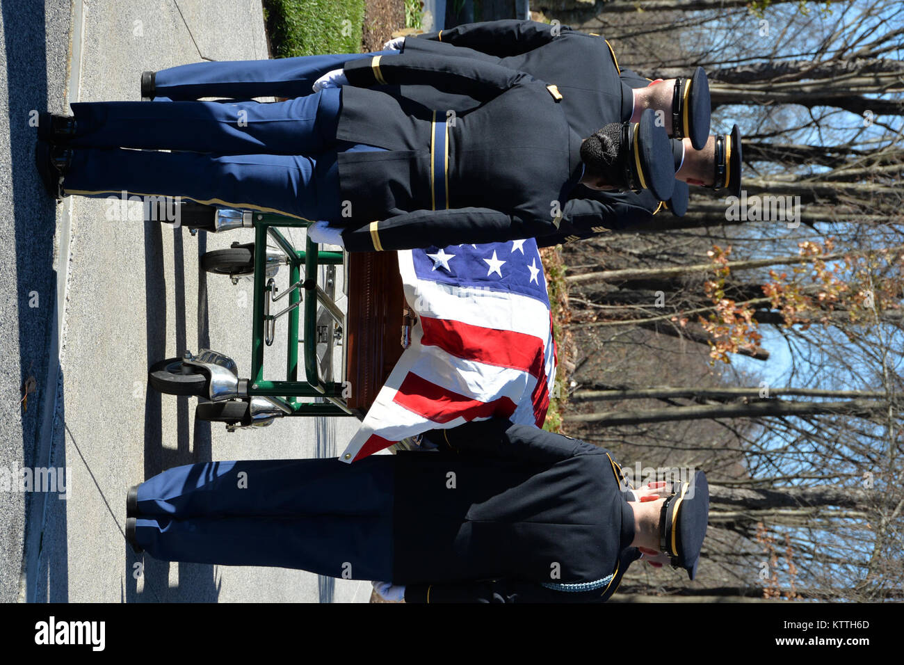 Soldaten der Ehrengarde der New York Army National Guard tragen den Sarg von Generalmajor Lawerence Flynn, während der Beerdigung an Gerald H. Salomo Saratoga National Friedhof, am 17. November 2017. 1986 Maj. Allgemeine Flynn, wurde von Gouverneur Mario Cuomo als Adjutant General und Befehlshaber der New York Army National Guard, wo er bis zu seiner Pensionierung im Juni 1992 ernannt. (U.S. Army National Guard Foto vom Kapitän Jean Marie Kratzer) Stockfoto