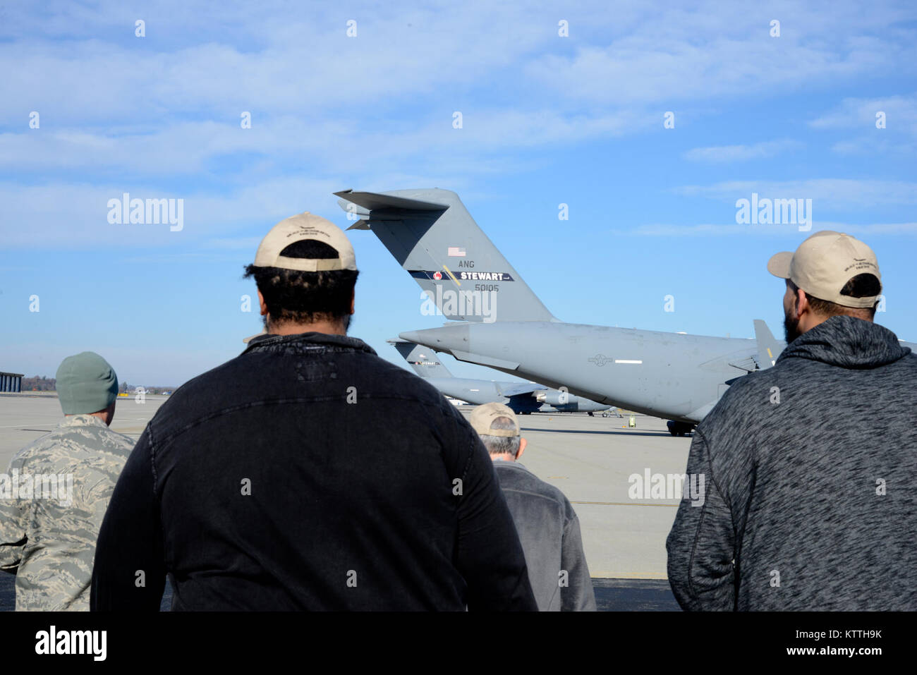Der 105 Airlift Wing bewirtete die Besitzer der Brüder Grill und Destinta Theater Nov. 21, 2017 Stewart Air National Guard Base. Die Besitzer met Wartung Flieger und ein C-17 Globemaster III tourte als Dank für ihre Unterstützung der Basis. (U.S. Air Force Foto: Staff Sgt. Julio A. Olivenica jr.) Stockfoto