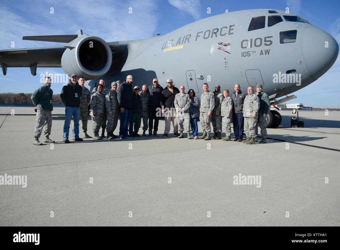 Der 105 Airlift Wing bewirtete die Besitzer der Brüder Grill und Destinta Theater Nov. 21, 2017 Stewart Air National Guard Base. Die Besitzer met Wartung Flieger und ein C-17 Globemaster III tourte als Dank für ihre Unterstützung der Basis. (U.S. Air Force Foto: Staff Sgt. Julio A. Olivenica jr.) Stockfoto