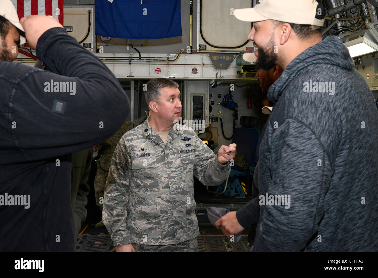 Der 105 Airlift Wing bewirtete die Besitzer der Brüder Grill und Destinta Theater Nov. 21, 2017 Stewart Air National Guard Base. Die Besitzer met Wartung Flieger und ein C-17 Globemaster III tourte als Dank für ihre Unterstützung der Basis. (U.S. Air Force Foto: Staff Sgt. Julio A. Olivenica jr.) Stockfoto