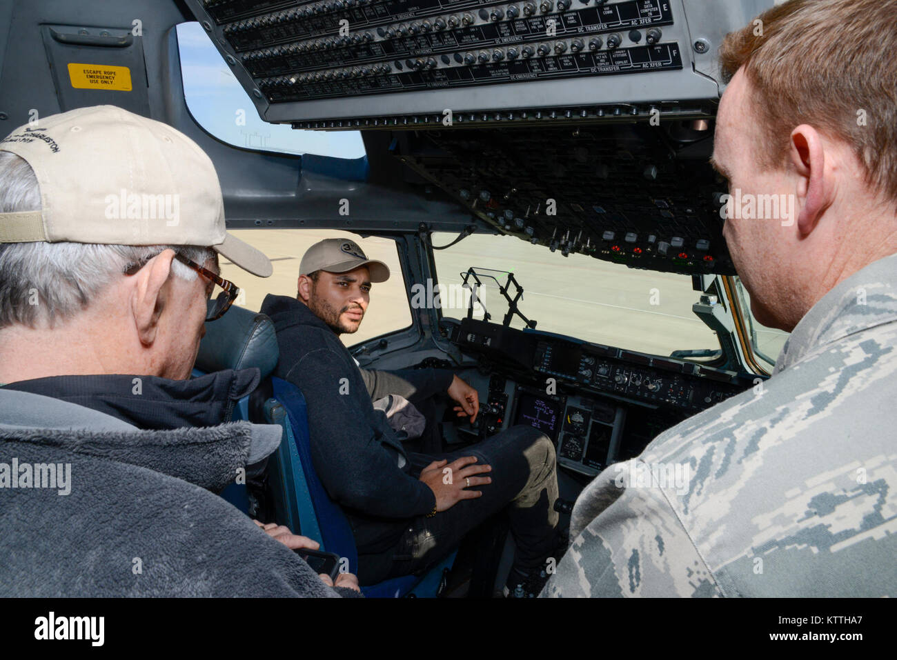 Der 105 Airlift Wing bewirtete die Besitzer der Brüder Grill und Destinta Theater Nov. 21, 2017 Stewart Air National Guard Base. Die Besitzer met Wartung Flieger und ein C-17 Globemaster III tourte als Dank für ihre Unterstützung der Basis. (U.S. Air Force Foto: Staff Sgt. Julio A. Olivenica jr.) Stockfoto