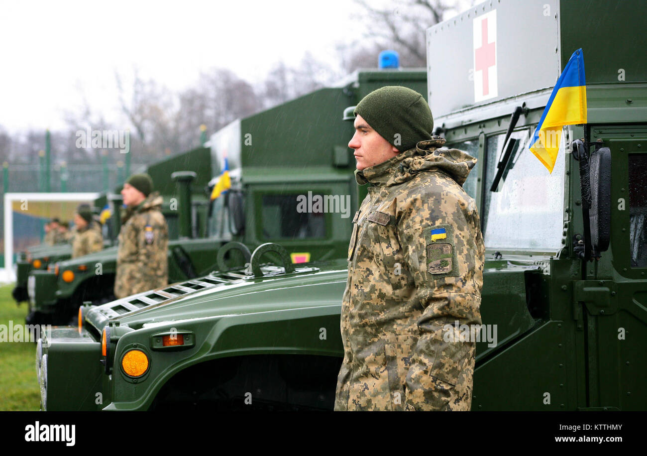 Yavoriv, Ukraine - Ukrainische Soldaten in die yavoriv Combat Training Center zugeordnet an einem ukrainischen Streitkräfte Tag Zeremonie Dez. 6. Als Teil der Zeremonie die Vereinigten Staaten das ukrainische Verteidigungsministerium mit 40 Militär Krankenwagen präsentiert. Stockfoto