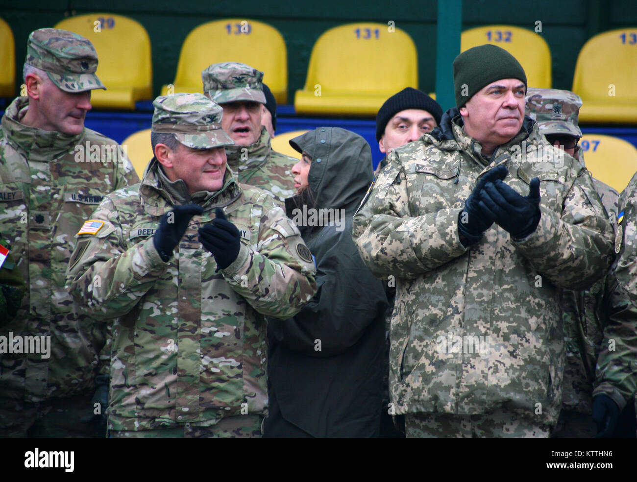 Yavoriv, Ukraine - US-Army Soldaten aus dem 27 Infantry Brigade Combat Team auf die Gemeinsame Multinationale Ausbildung Group-Ukraine (JMTG-U) zugewiesen an einem ukrainischen Streitkräfte Tag Feier am Yavoriv Combat Training Center 6. Während der Zeremonie der Ukrainische Präsident Petro Poroschenko, adressiert die Soldaten der JMTG-U und ausgezeichnet Ukrainische Soldaten. (U.S. Armee Foto von Sgt. Alexander Rektor) Stockfoto