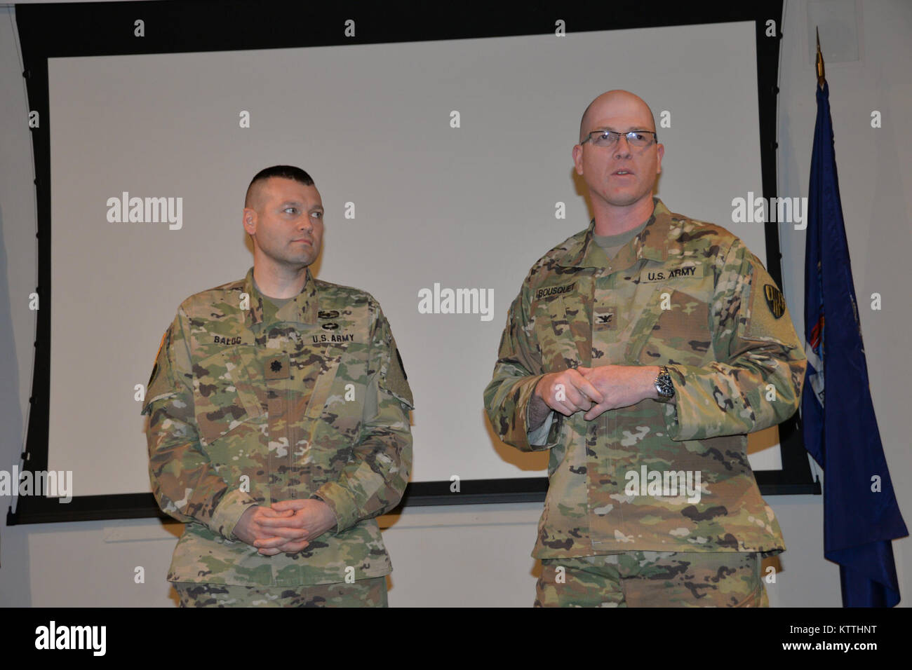 New York Army National Guard Soldat Oberstleutnant Todd Balog (links), der Kommandant der speziellen Truppen Bataillon, erhält von Oberst Stephen M. Bousquet, der Kommandant der 369. sustainment Brigade, an seiner Förderung Zeremonie im Staat New York Military Museum in Saratoga Springs, New York, 8. Dezember 2017 gefördert. Balog ist ein Afghanistan Veteran und Bewohner von Saratoga Springs, New York (USA Army National Guard Foto vom Kapitän Jean Marie Kratzer) Stockfoto